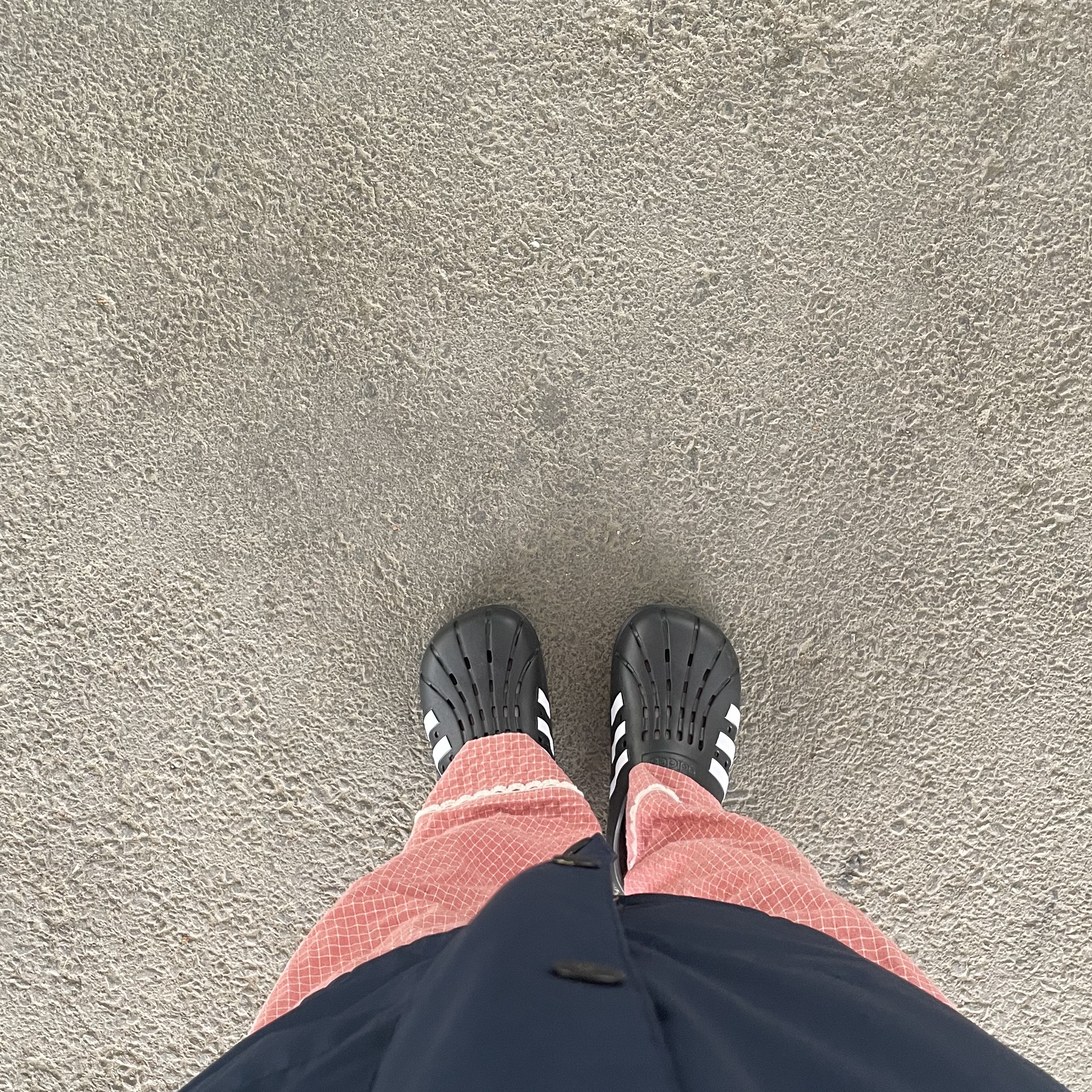 Adidas Adilette Clog Black White 착용 스타일 - 4
