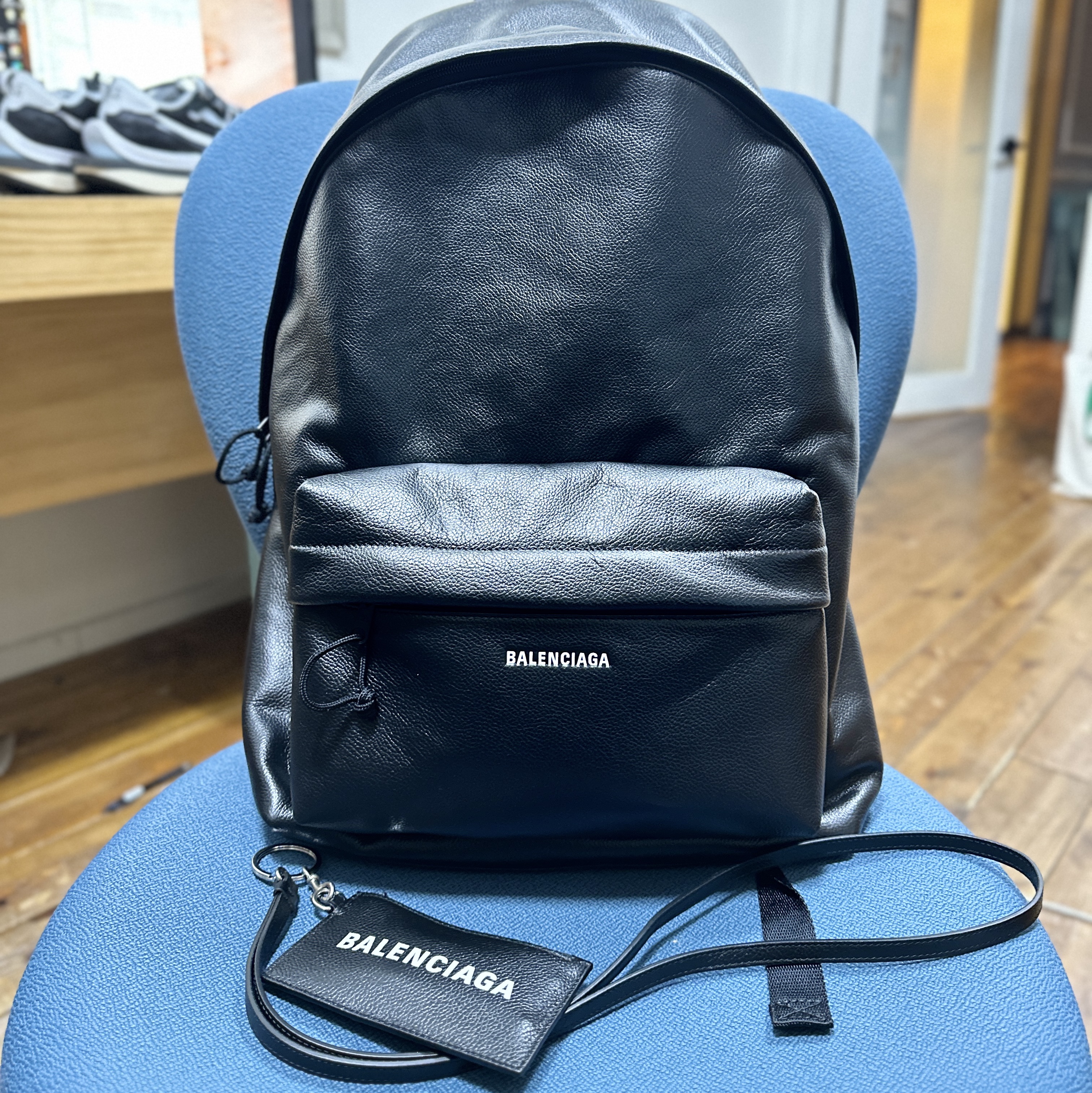 Balenciaga Cash Keyring Card Case Black Silver 착용 스타일