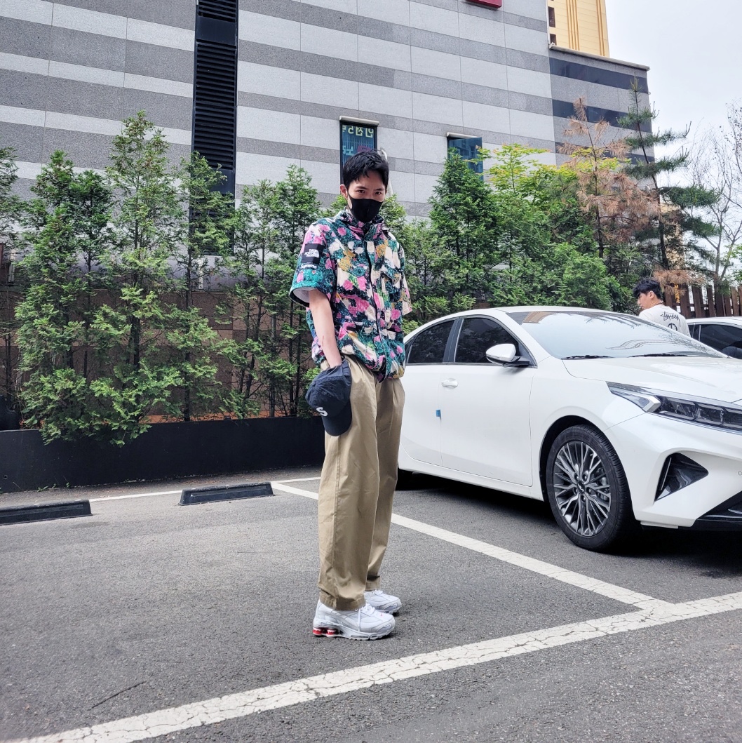 Supreme x The North Face Trekking Convertible Jacket Flowers - 22SS, Nike x Supreme Shox Ride 2 SP White 착용 스타일 - 2