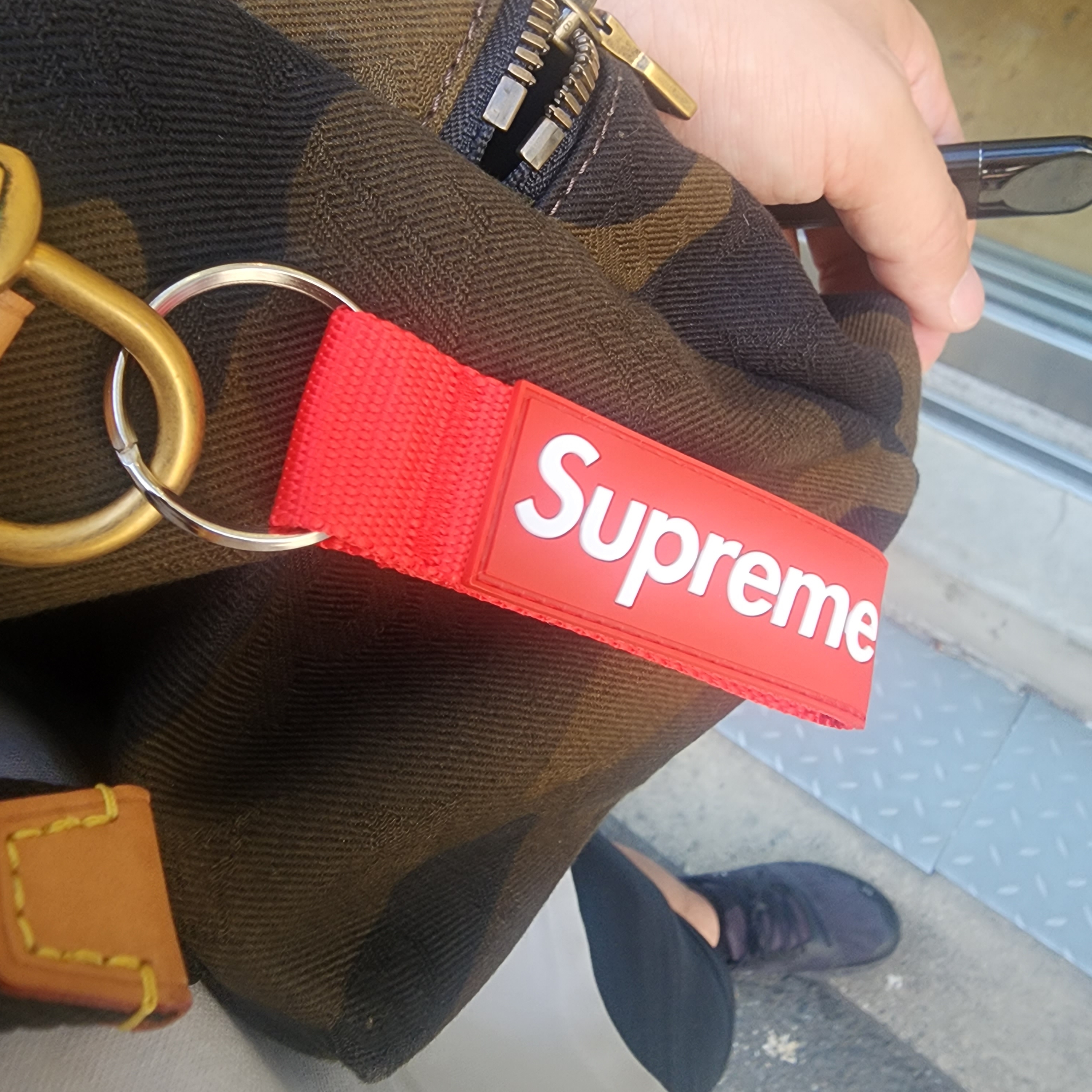 Supreme Webbing Keychain Red - 23SS 착용 스타일