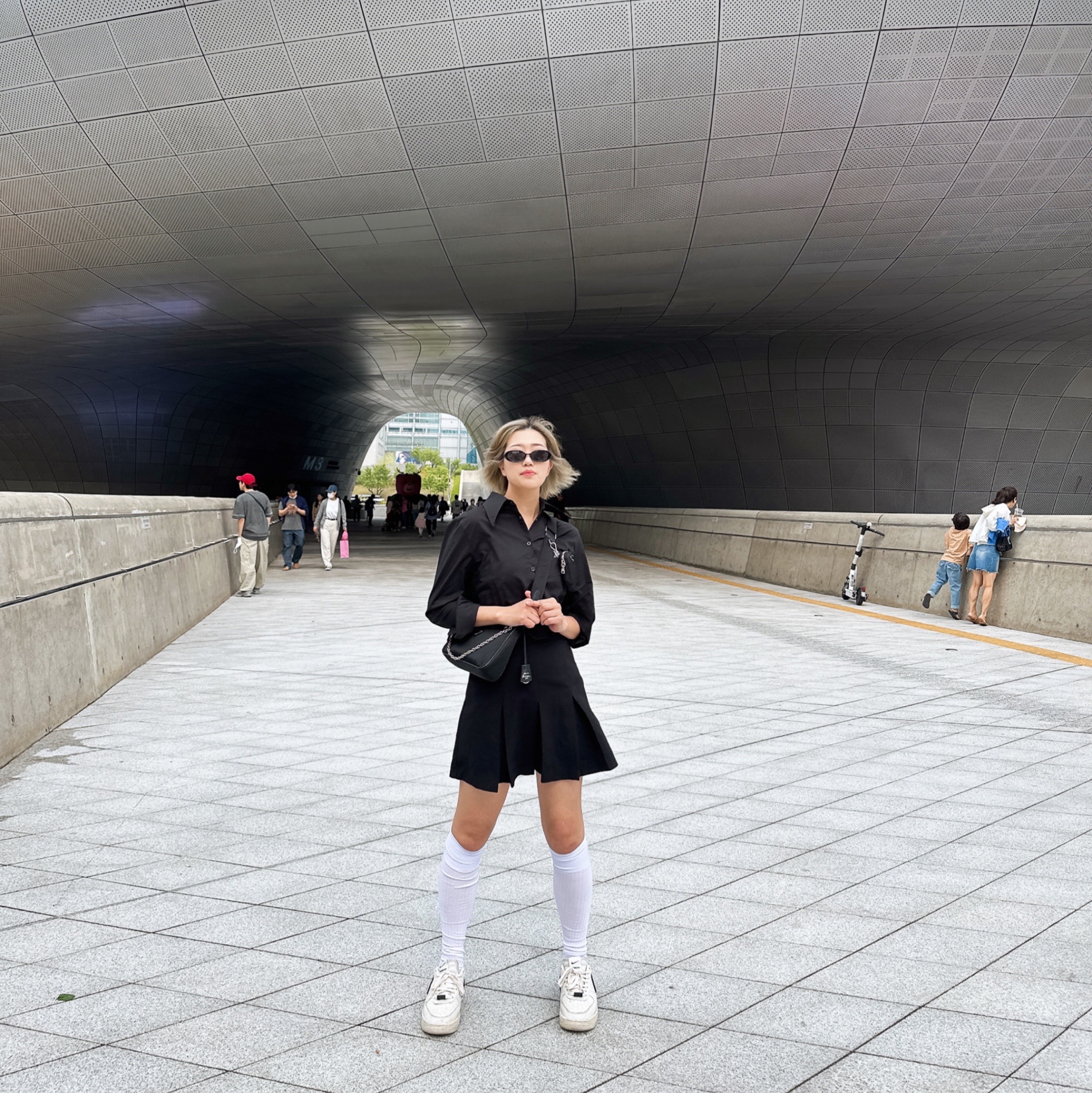 (W) Matin Kim Over Knee Socks Beige, Prada Re-Edition 2005 Re-Nylon Shoulder Bag Black 착용 스타일 - 2