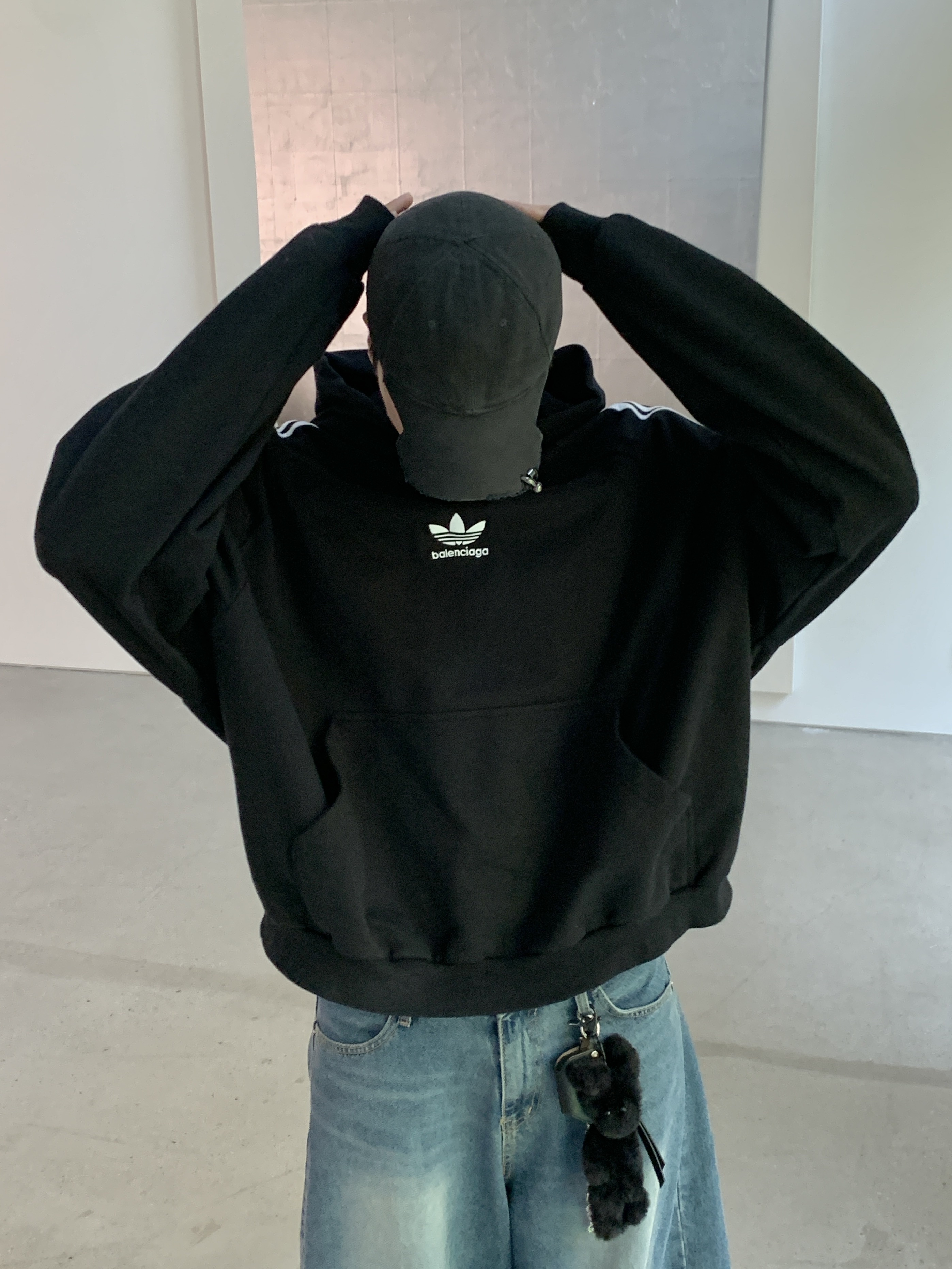 Balenciaga x Adidas Hoodie Large Fit Black, Open Yy Black Rabbit Keychain Black 착용 스타일 - 2