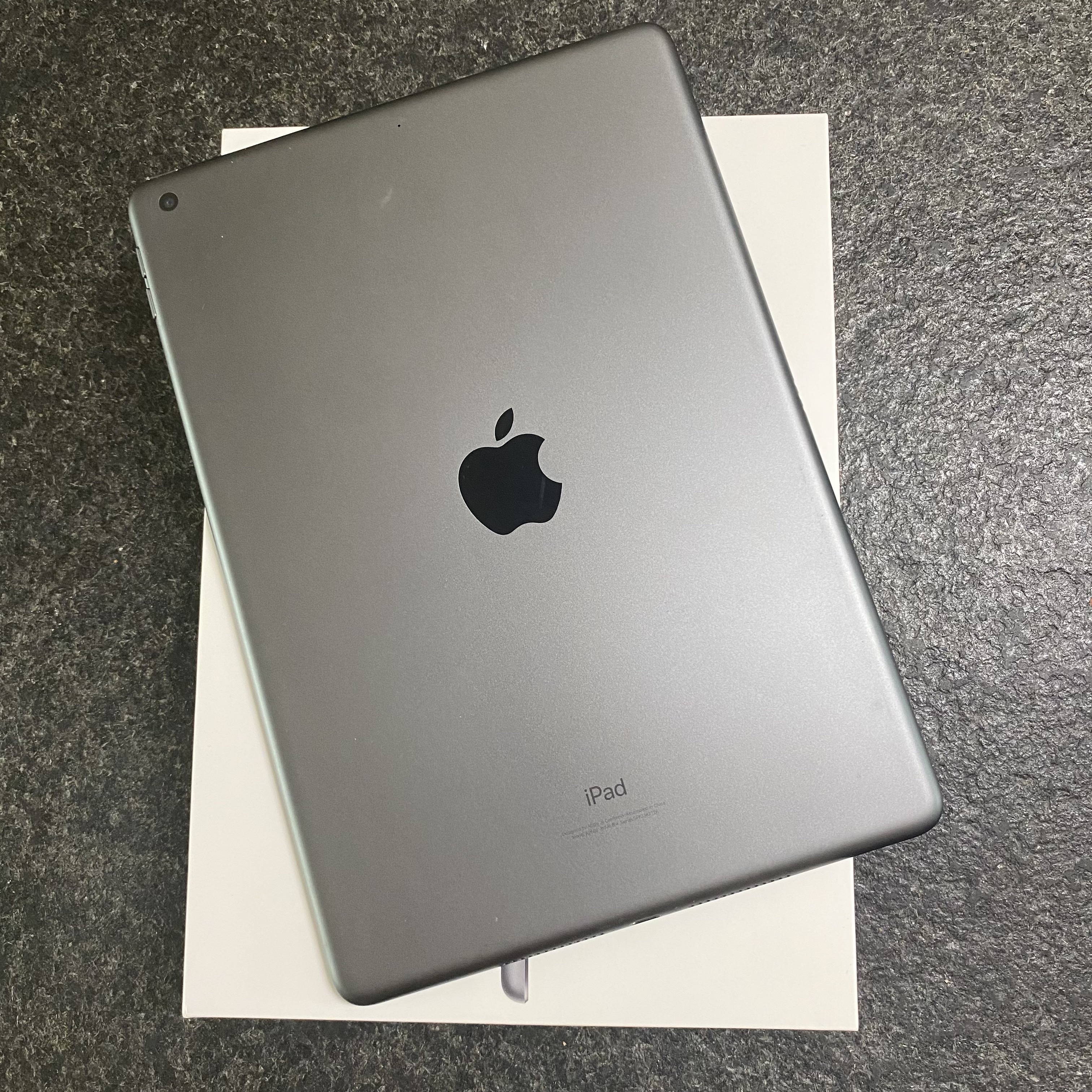 Apple iPad 9th Gen Wifi 64GB Space Gray (Korean Ver.) 착용 스타일