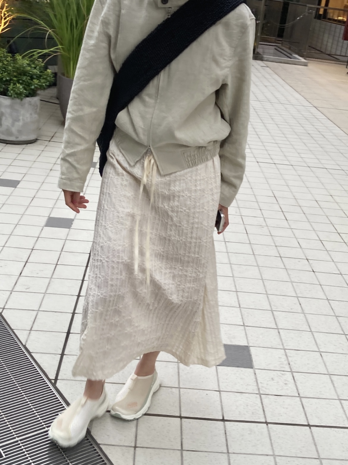 살로몬 RX 모크 코티지 코어 바닐라 아이스 데저트 세이지 착용 스타일 - 1