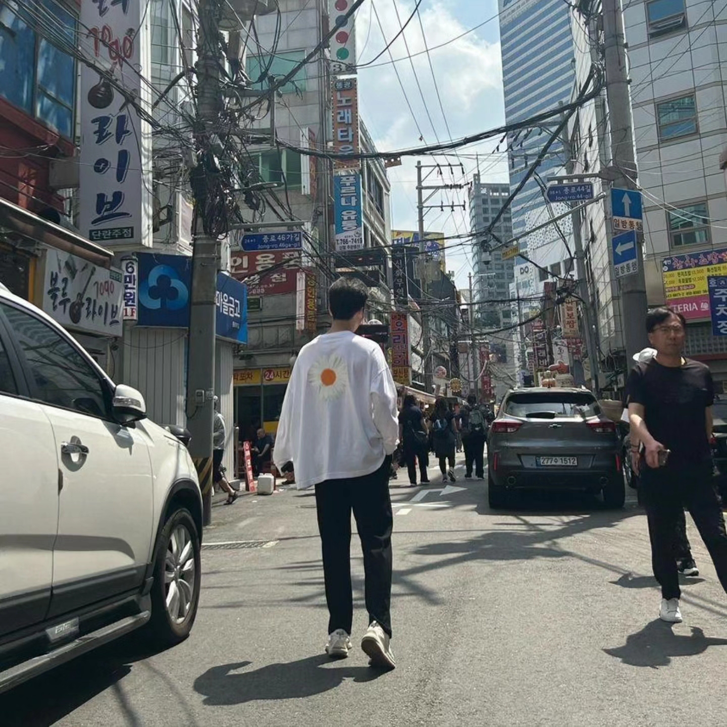 Nike x Peaceminusone LS T-Shirt White (DR0098-100), Nike x Sacai VaporWaffle White and Gum 착용 스타일