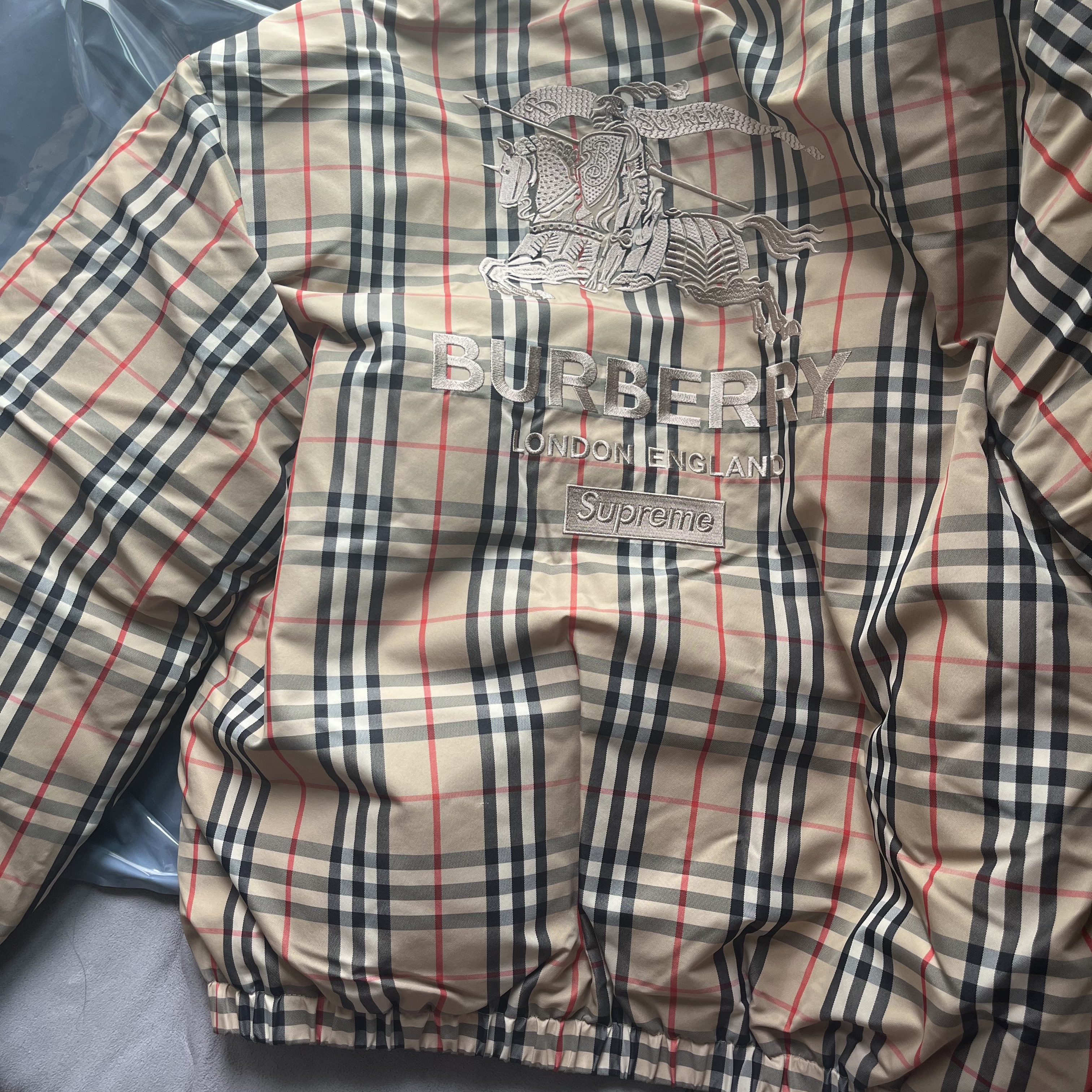 Supreme x Burberry Shearling Collar Down Puffer Jacket Beige - 22SS 착용 스타일