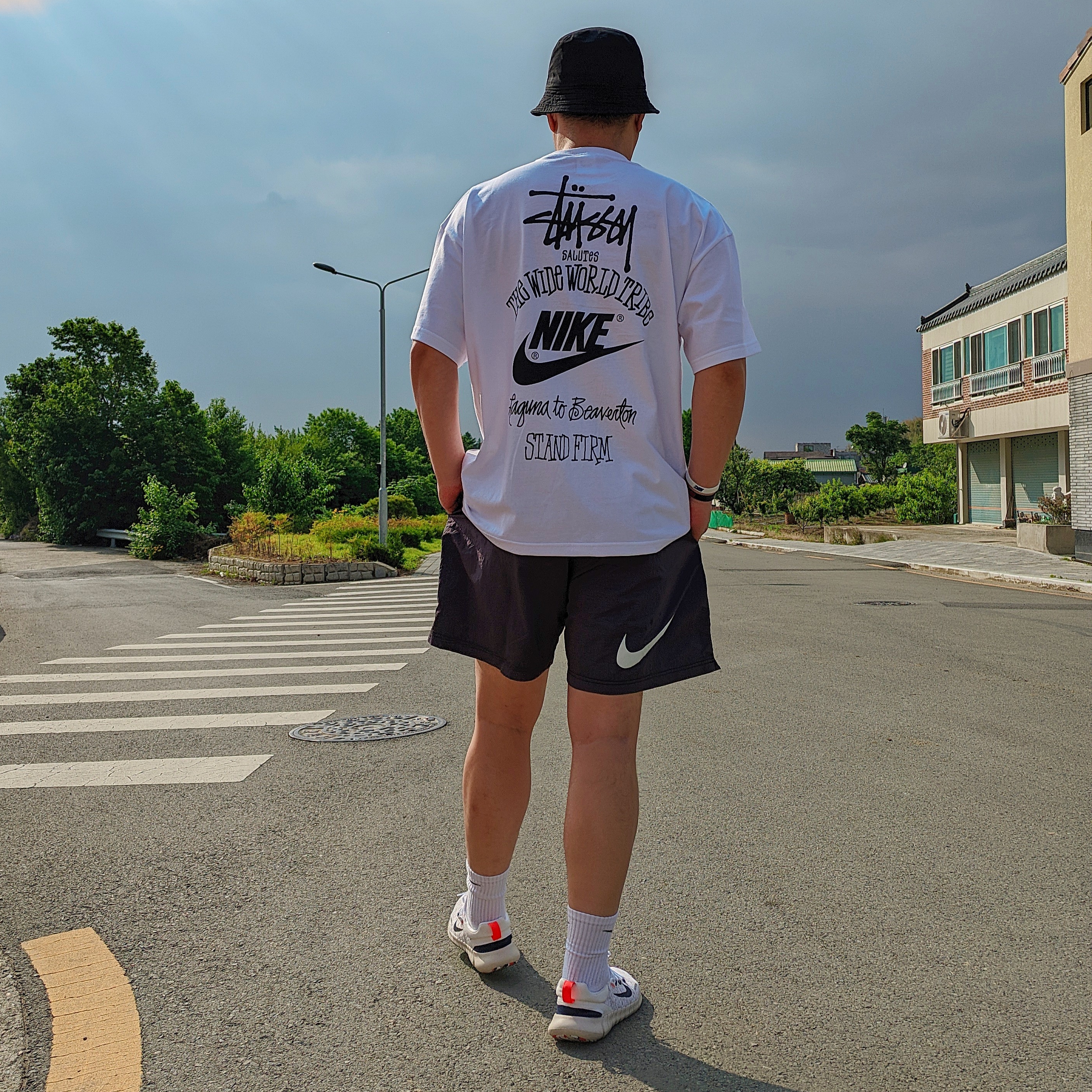 Nike x Stussy T-Shirt White (DV1774-100), Nike x Stussy Water Shorts Off Noir 착용 스타일