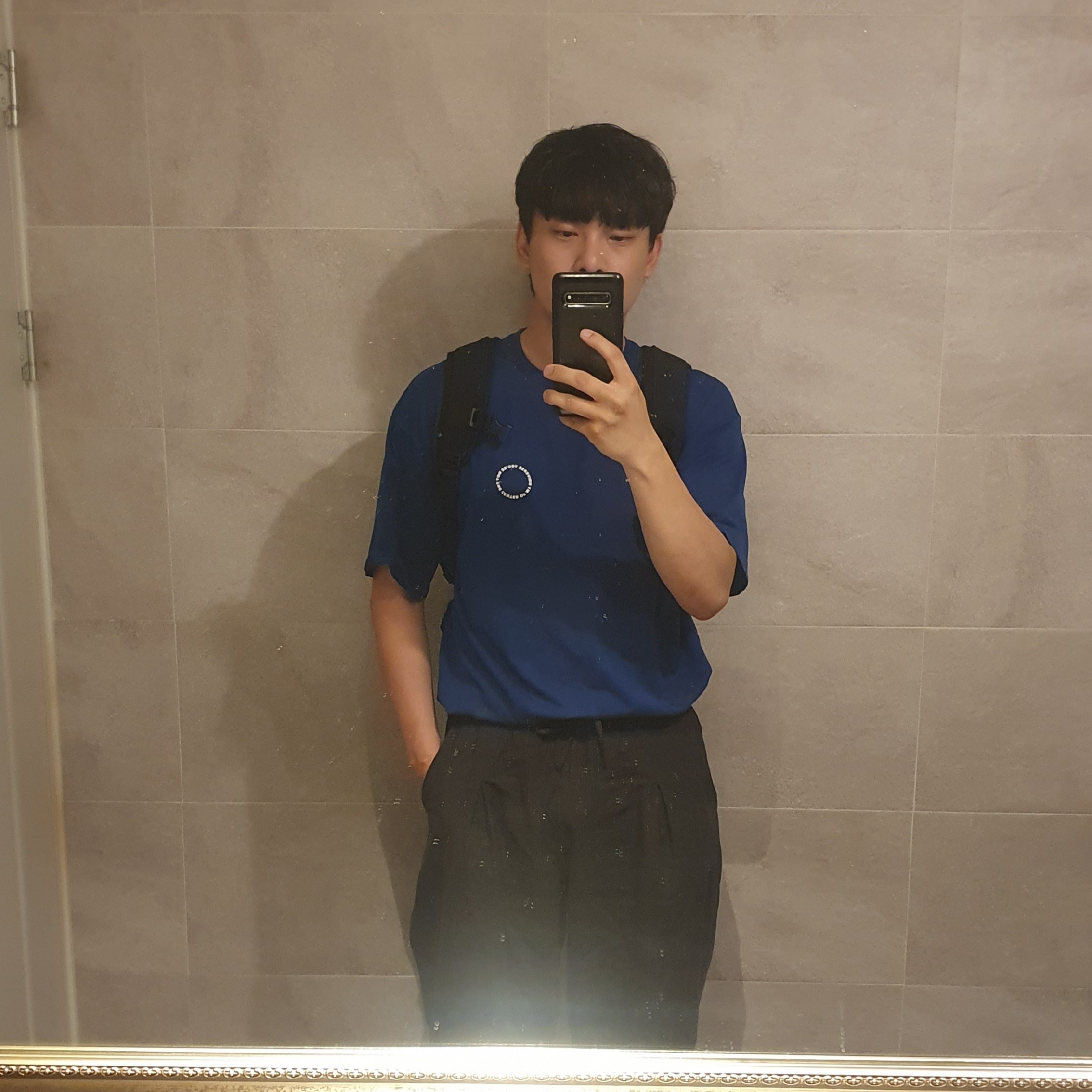 Play Comme des Garcons Red Heart T-Shirt Black, Nike ACG Dri-Fit UV Devastation Trail Shirt Khaki Olive Gold - Asia 착용 스타일 - 2