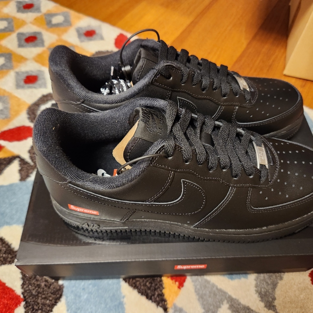 Nike x Supreme Air Force 1 Low Black 착용 스타일 - 2