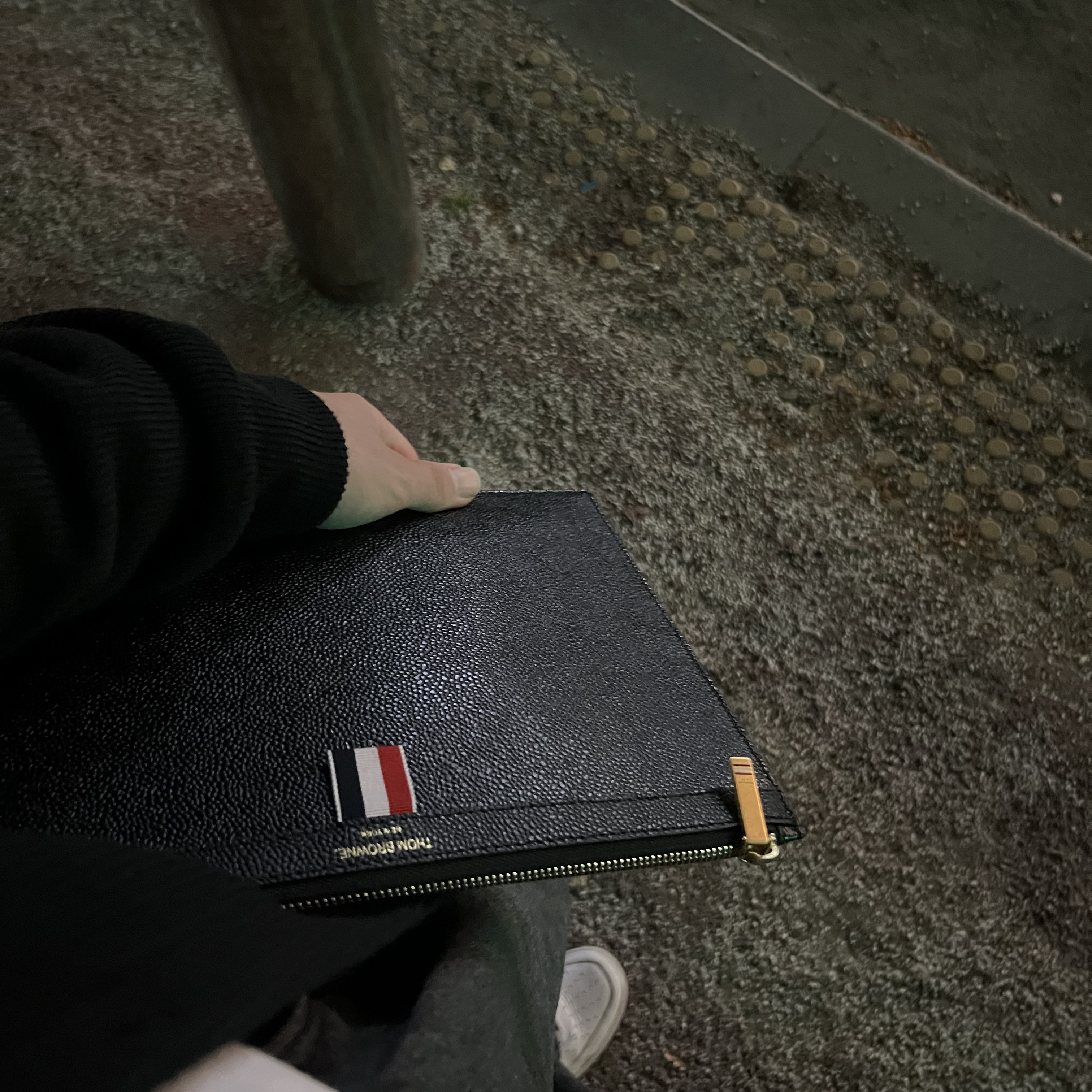 Thom Browne Small Tablet Clutch Black 착용 스타일