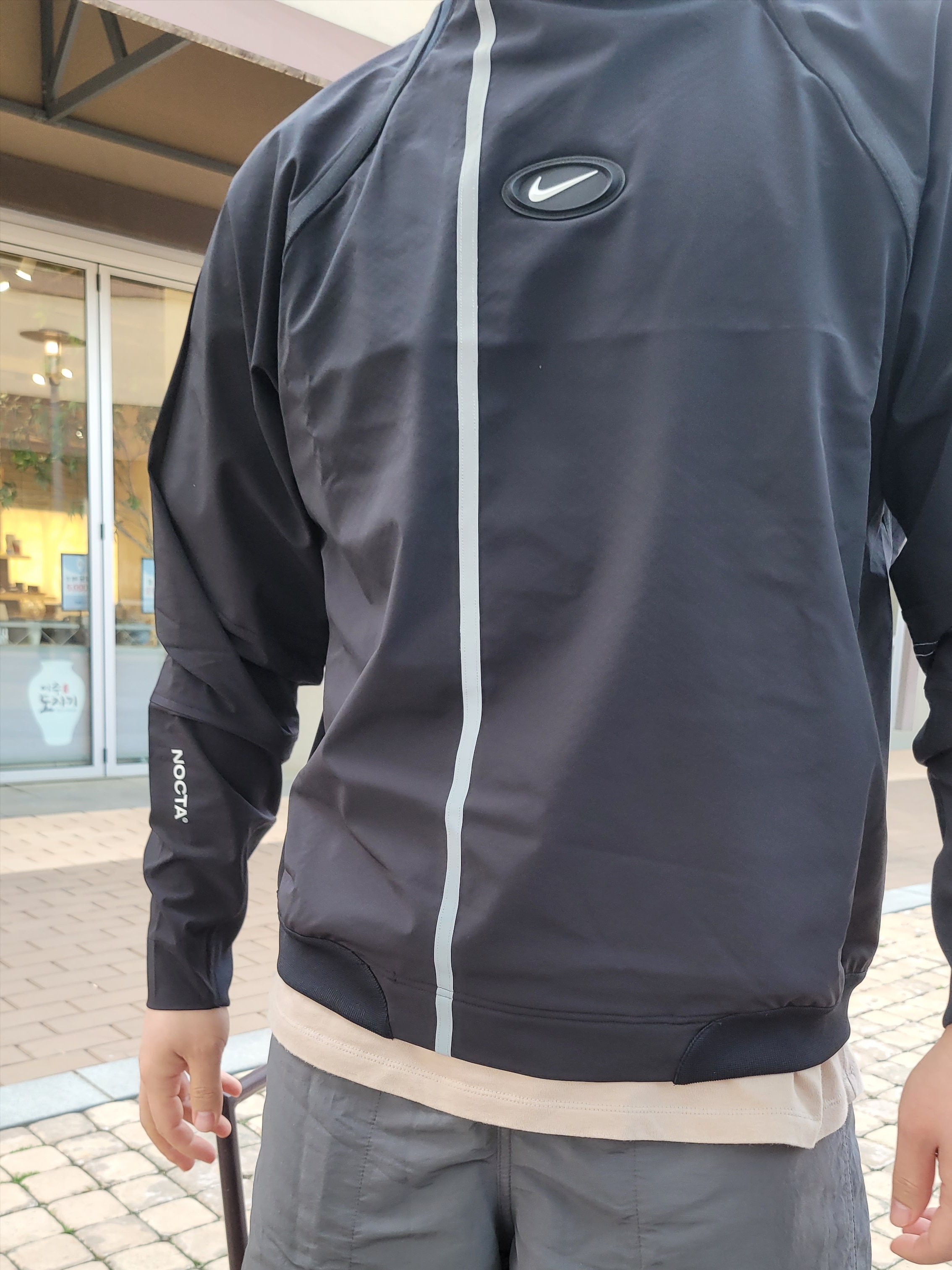 (W) Nike x Drake Nocta NRG LR L/S Crew Black (DV3631-010) 착용 스타일 - 2