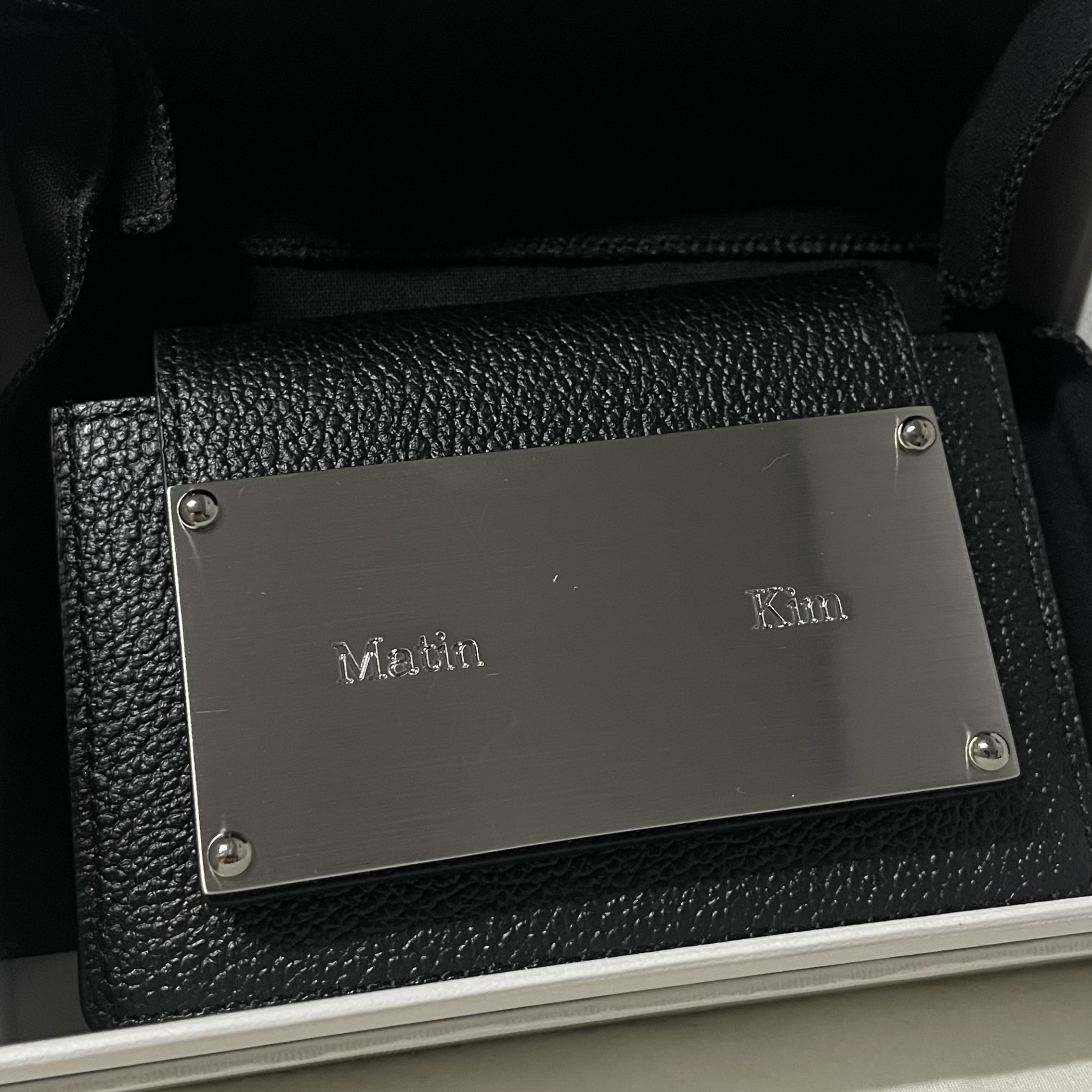 Matin Kim Accordion Wallet Black 착용 스타일 - 2