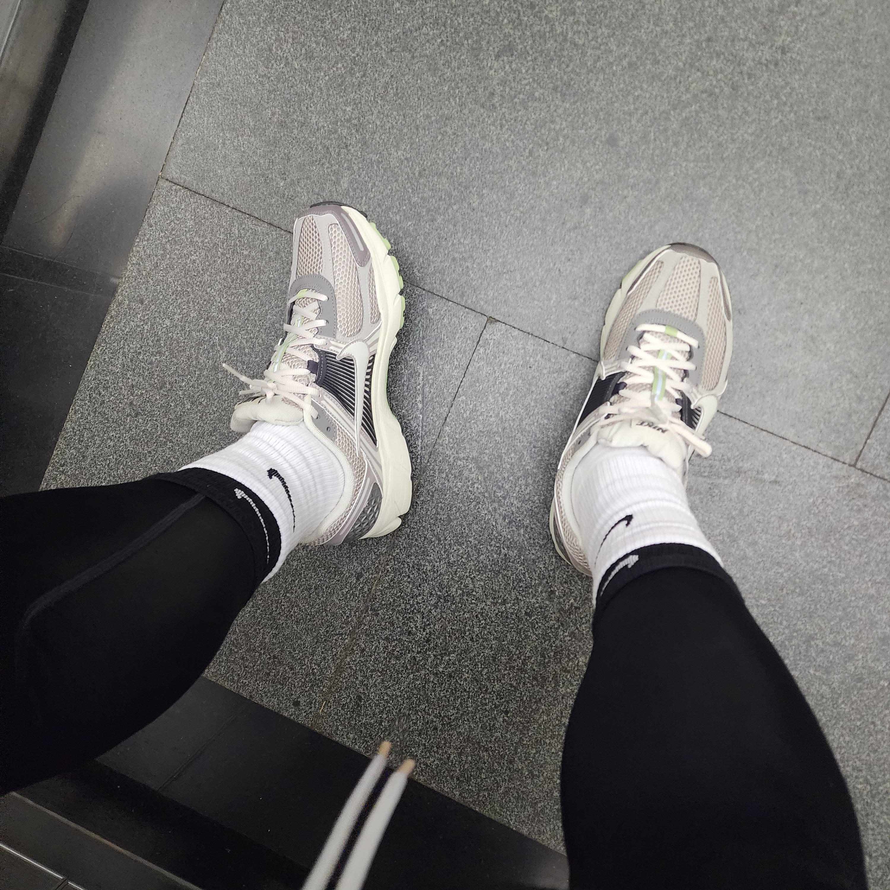 (W) Nike Zoom Vomero 5 Cobblestone and Flat Pewter 착용 스타일