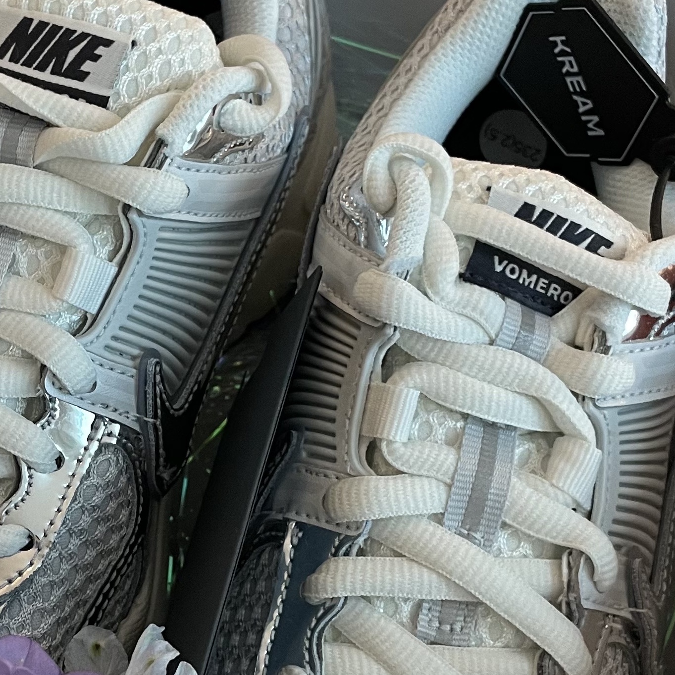 (W) Nike Zoom Vomero 5 Photon Dust and Metallic Silver 착용 스타일