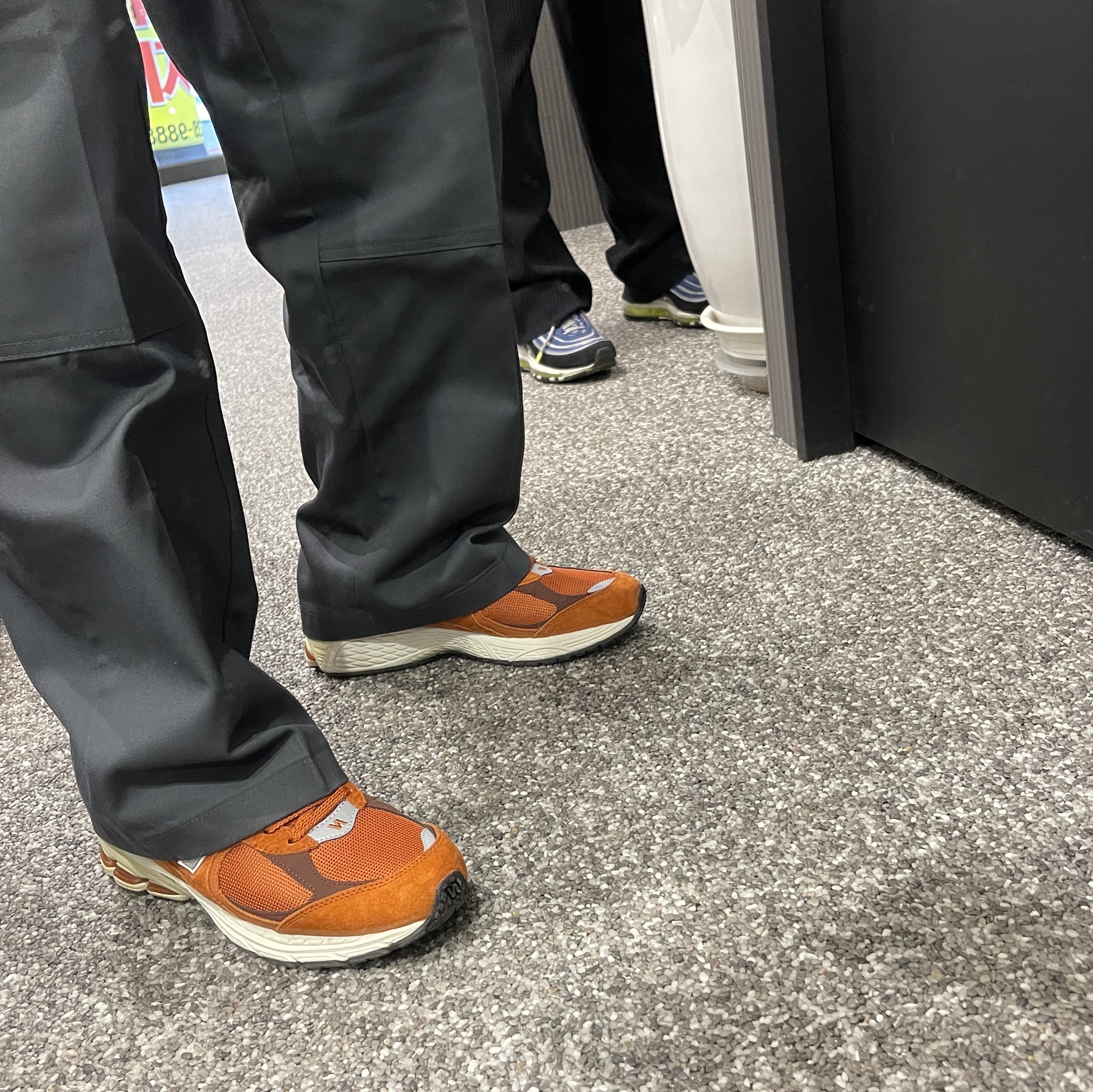 New Balance 2002R Rust Oxide, Nike Air Max 97 OG Atlantic Blue and Voltage Yellow 착용 스타일