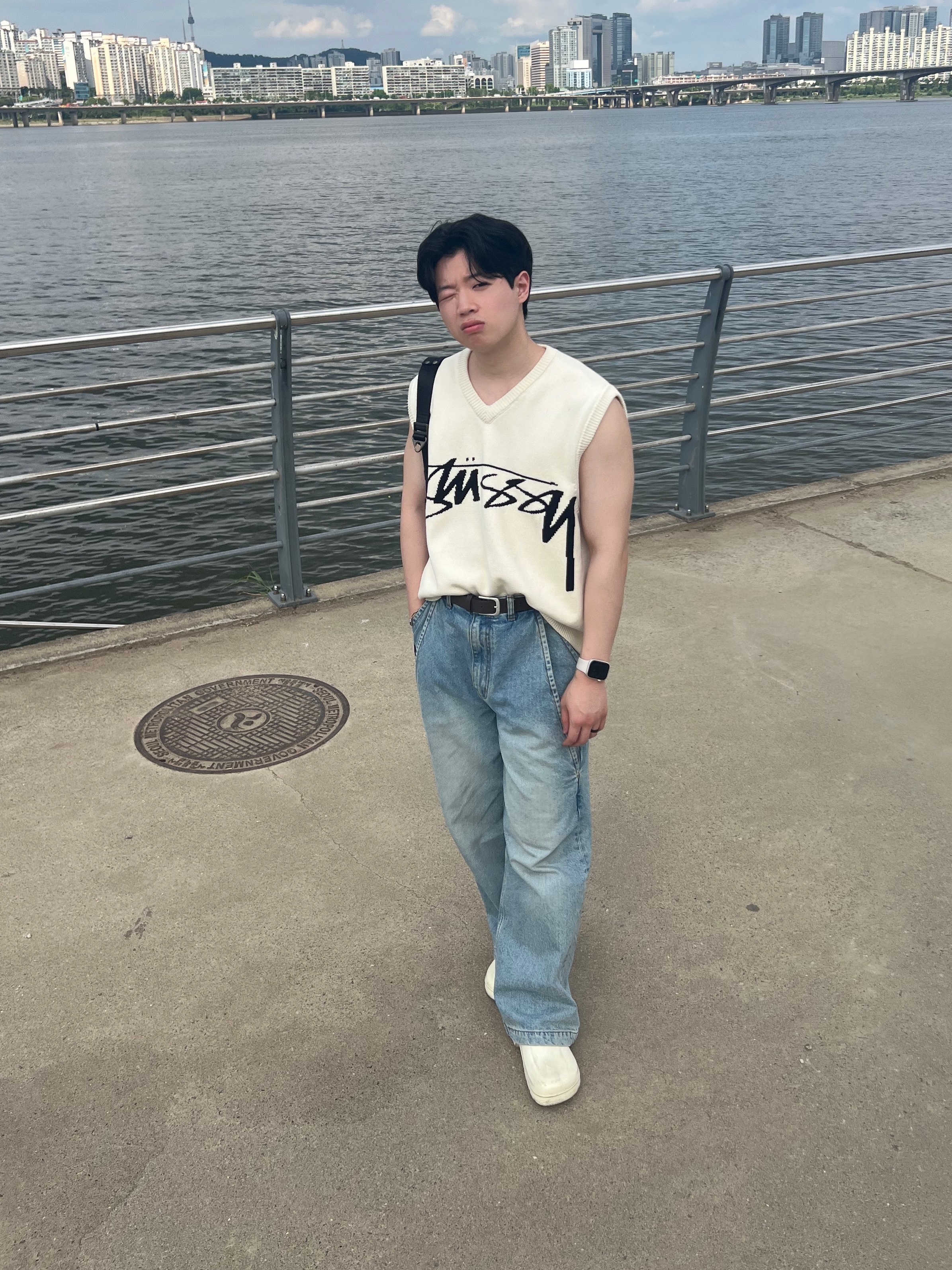 Stussy Sweater Vest Natural, Birkenstock A630 Clog White 착용 스타일 - 1