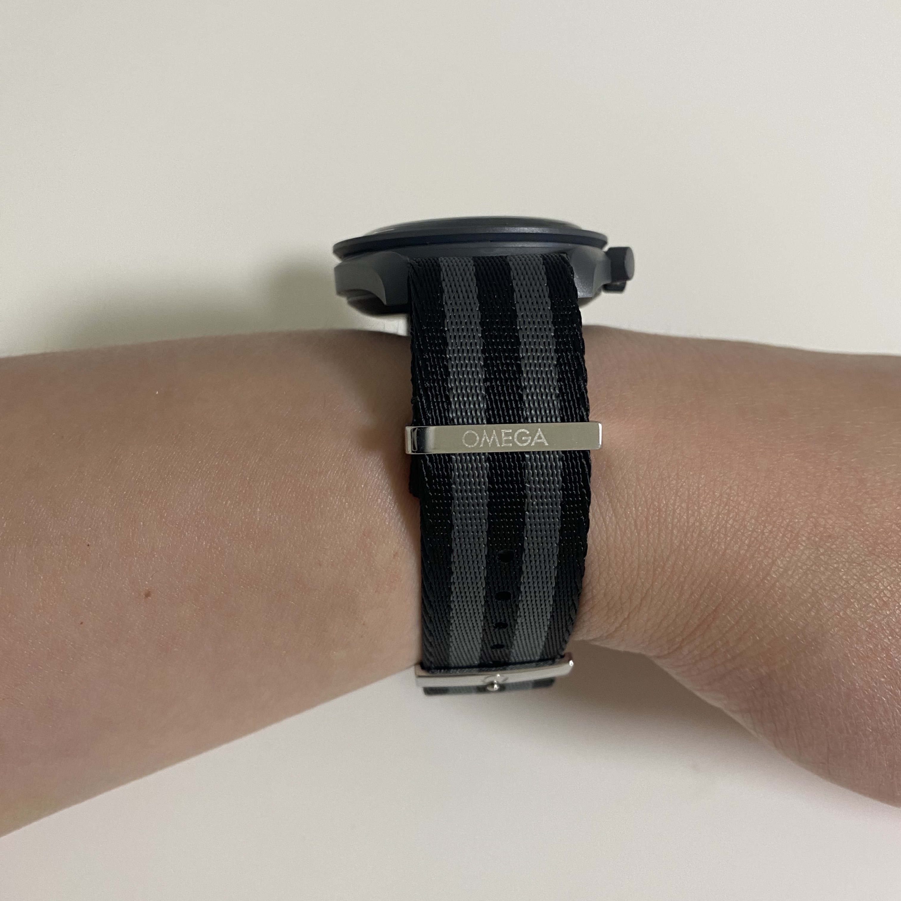 Swatch x Omega Bioceramic MoonSwatch Mission To Mercury 착용 스타일 - 3