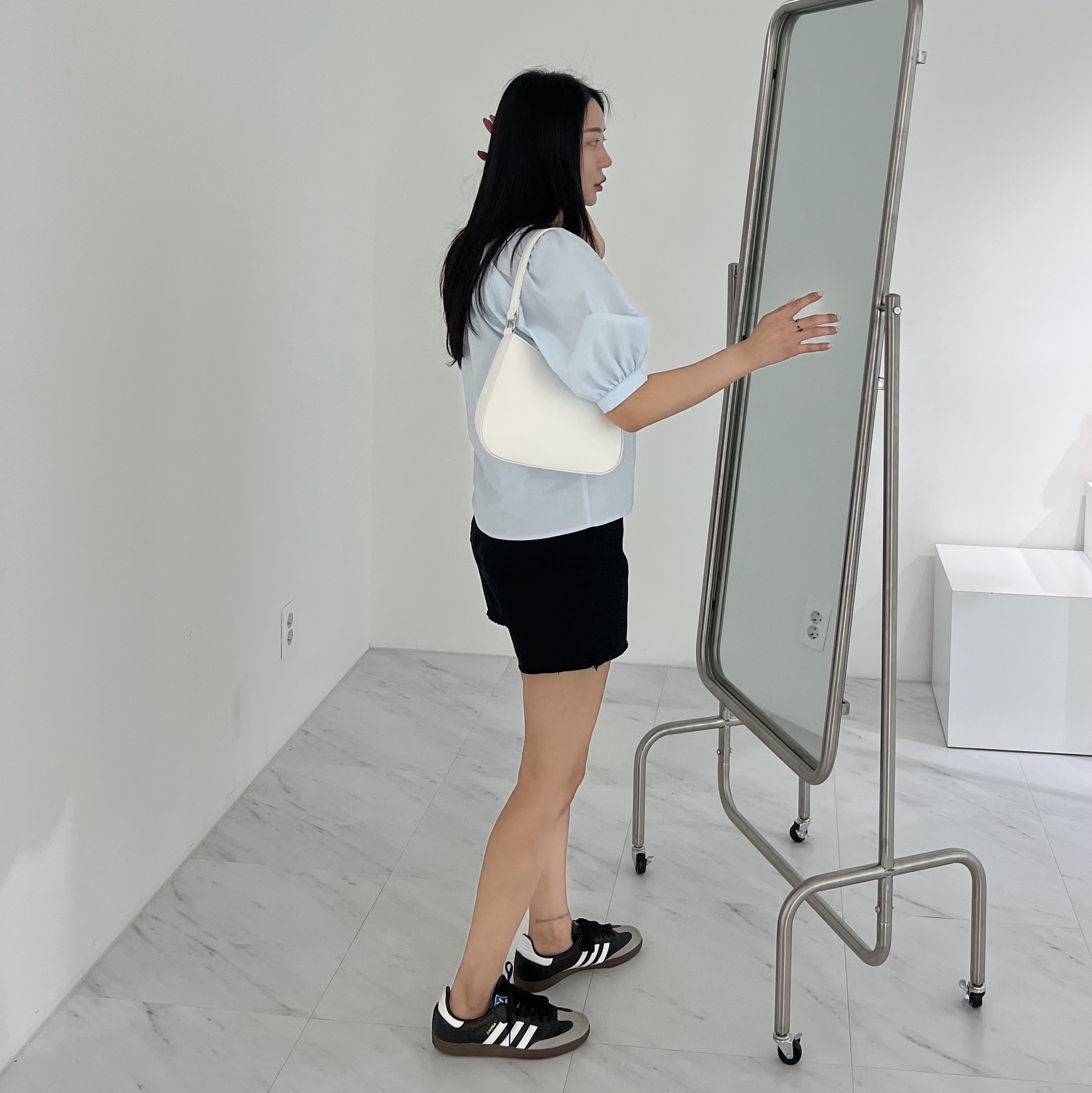 Adidas Samba Vegan Black White 착용 스타일 - 1