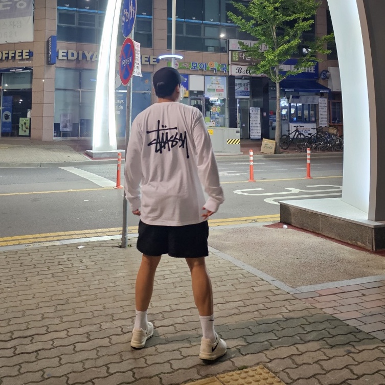스투시 빅 베이직 워터 쇼츠 블랙, 스투시 베이직 스투시 롱슬리브 티셔츠 화이트 2023 착용 스타일 - 1