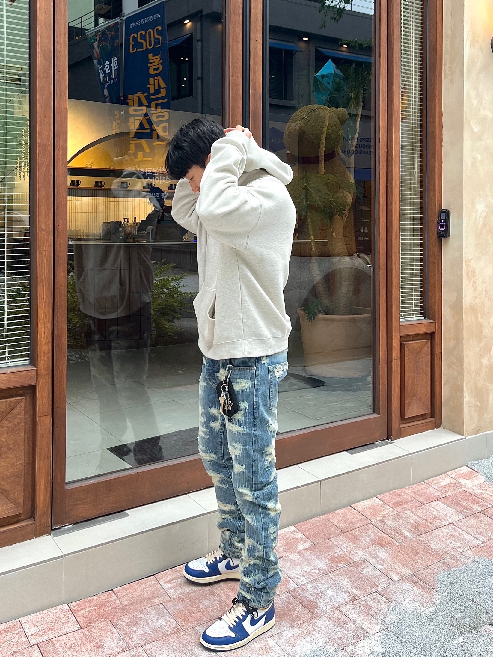 Undermycar x Konic Section Vol.2 Hard Destroyed Washed Jeans - 23SS, Jordan 1 x Union Retro High Blue Toe 착용 스타일 - 2