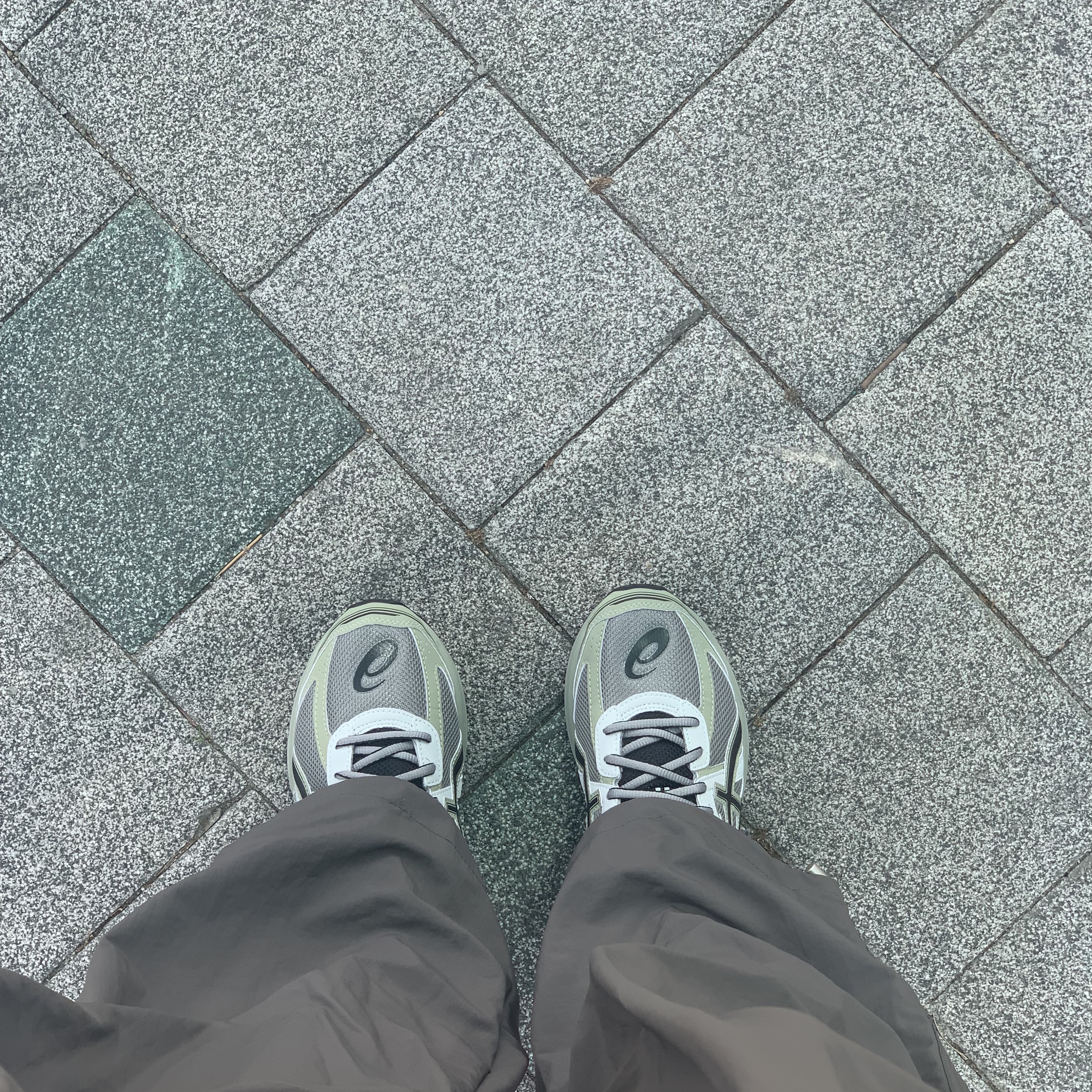 Asics Jog 100 S Sheet Rock - 2E Wide 착용 스타일