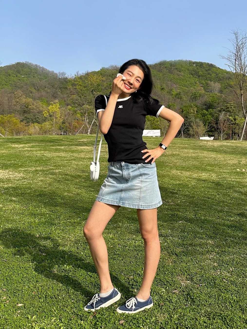 (W) 꾸레쥬 리에디션 범피 콘트라스트 티셔츠 블랙 헤리티지 화이트 착용 스타일