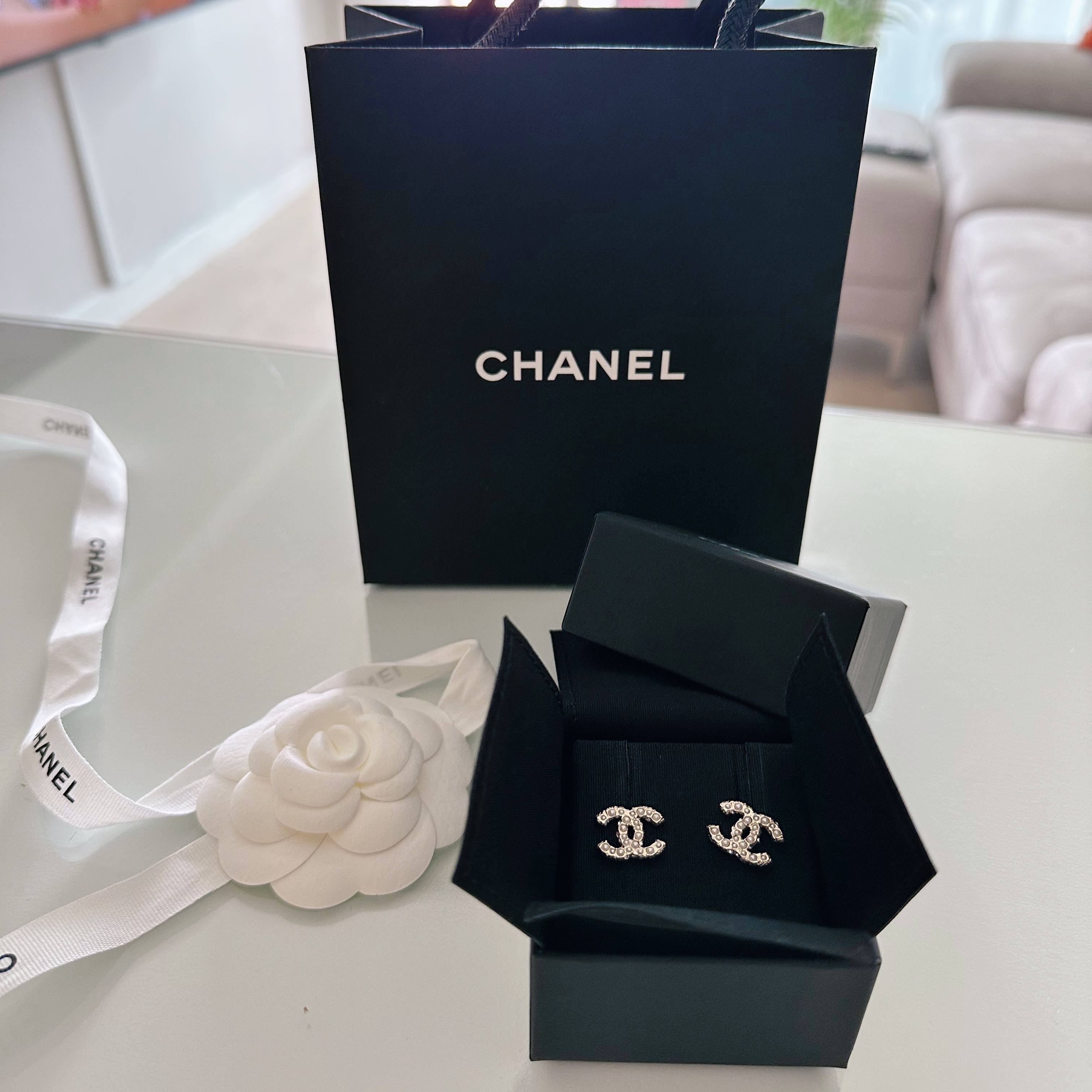 (W) Chanel Earrings Metal Glass Pearls Strass & Gold Pearly White Crystal 착용 스타일 - 1
