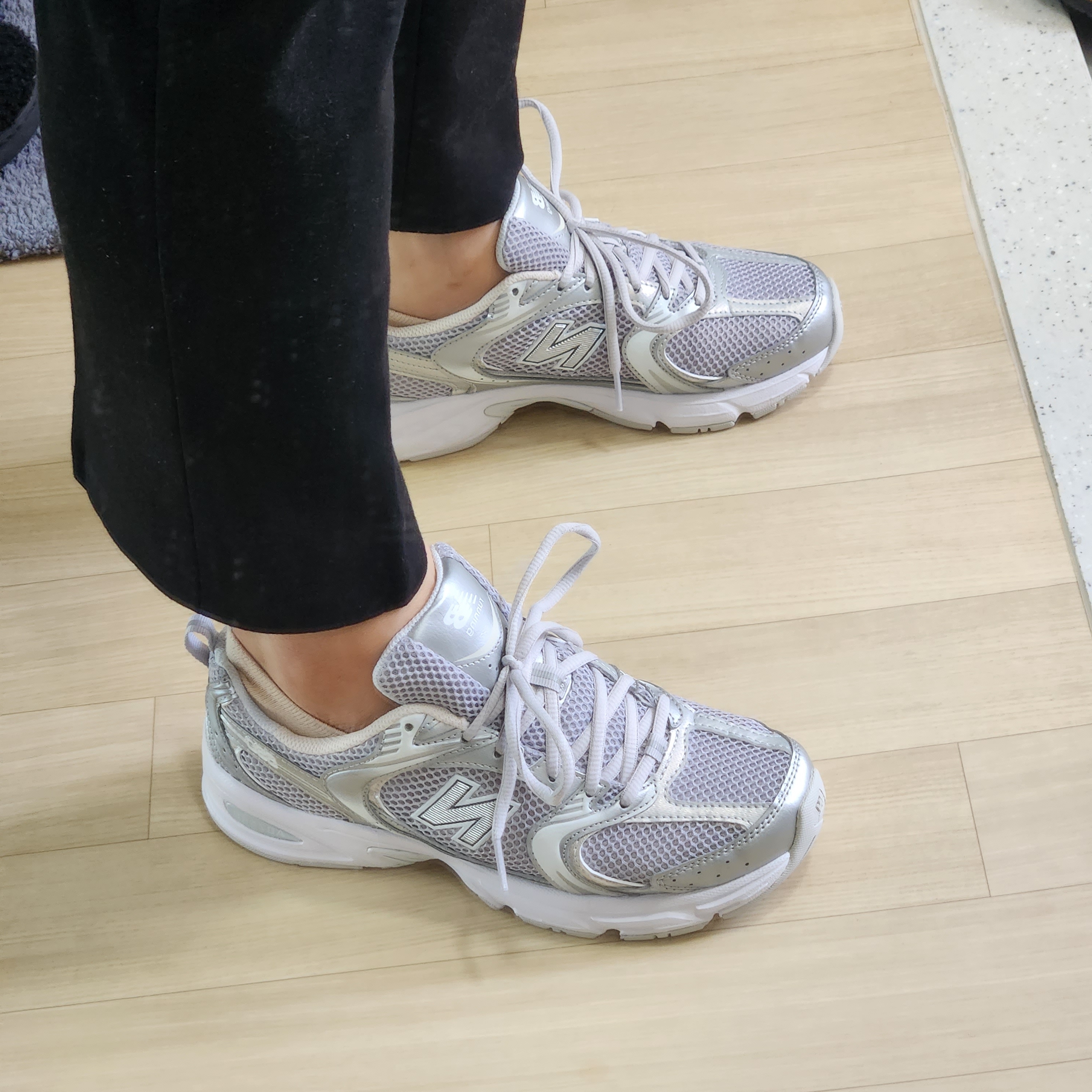 New Balance 530 Silver Grey 착용 스타일