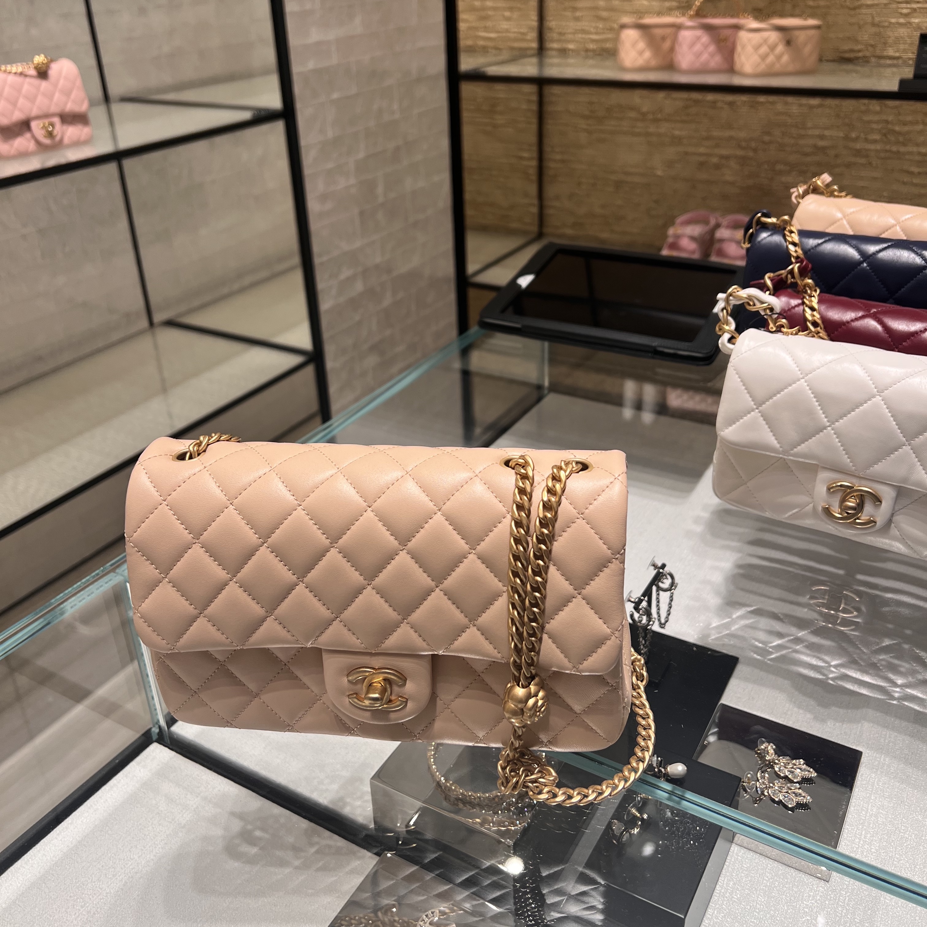 Chanel Mini Flap Bag Lambskin & Gold Black 착용 스타일 - 1