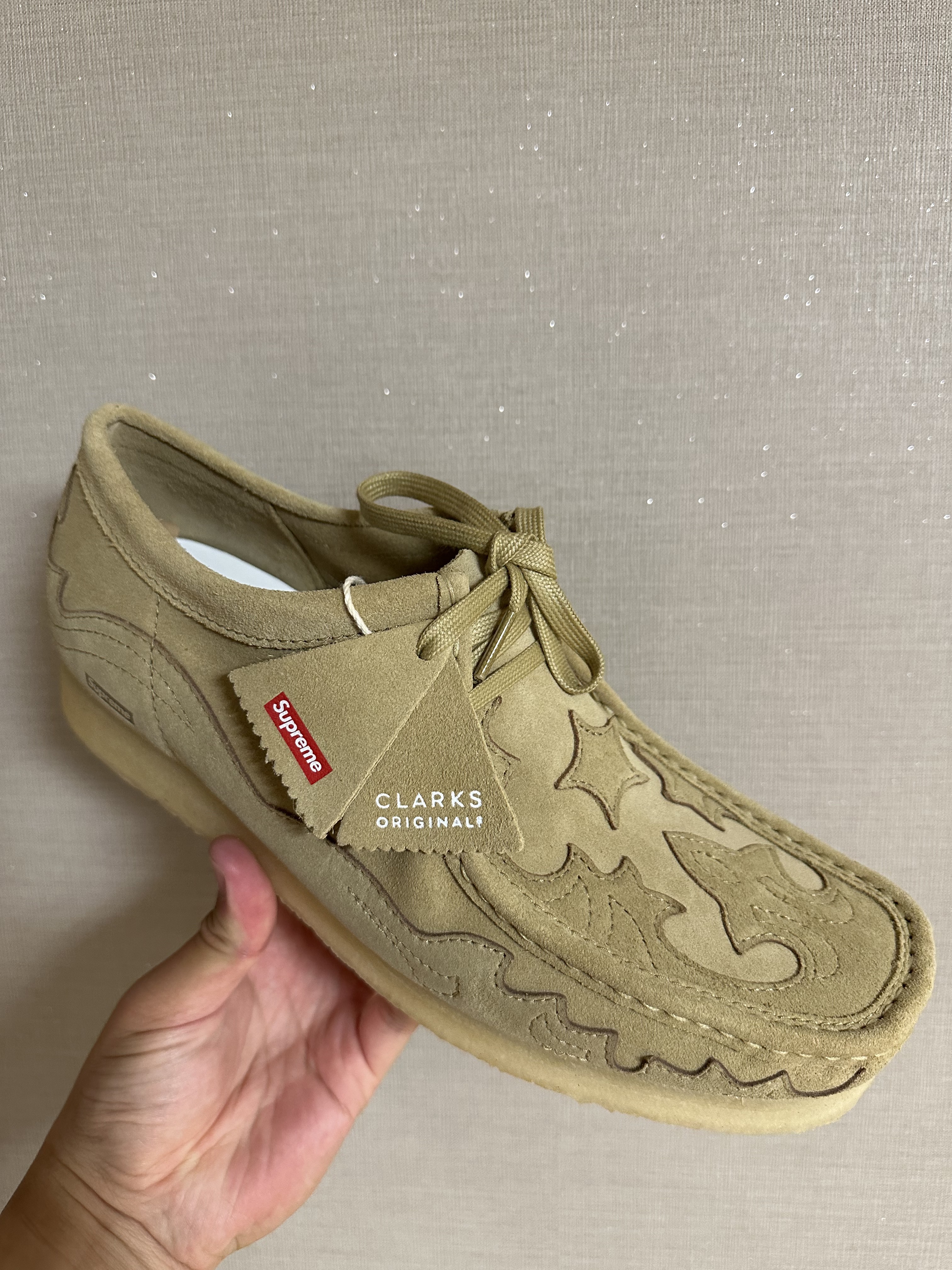 Clarks x Supreme Wallabee Tan 착용 스타일