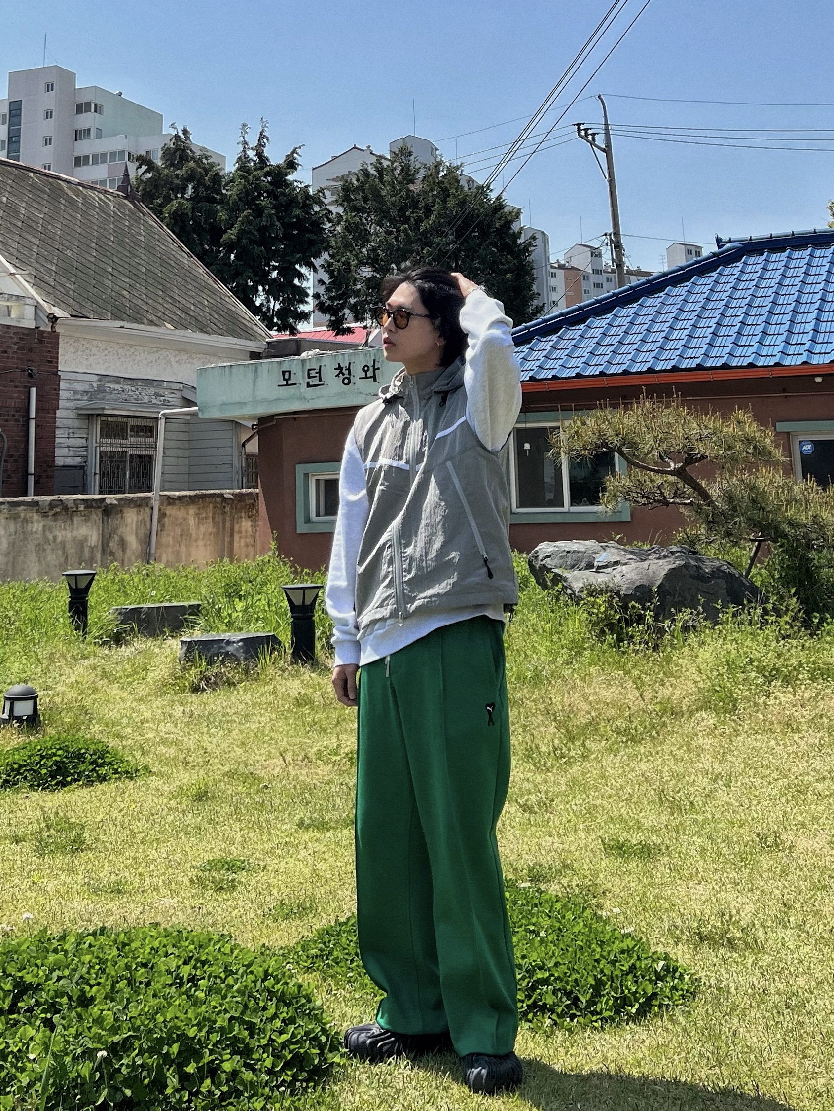 Crocs x Salehe Bembury Pollex Clog Sasquatch, Puma x AMI Wide Pants Verdant Green 착용 스타일