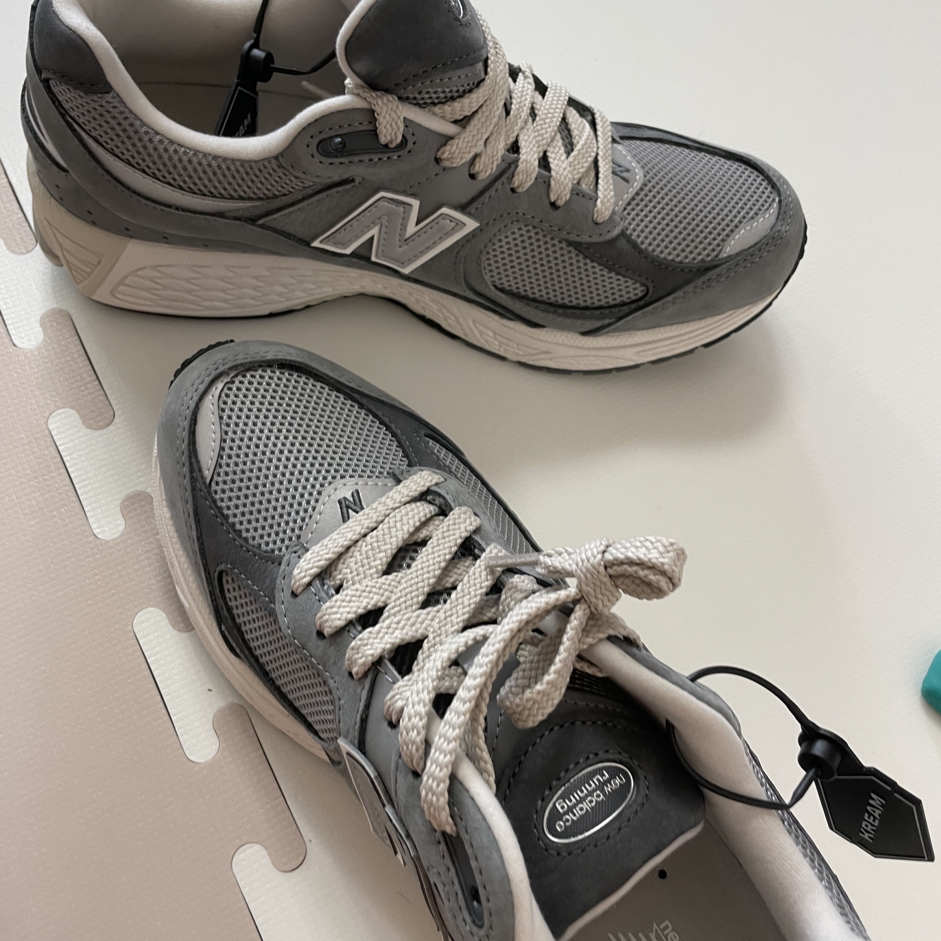 New Balance 2002R Premium Vintage Grey 착용 스타일