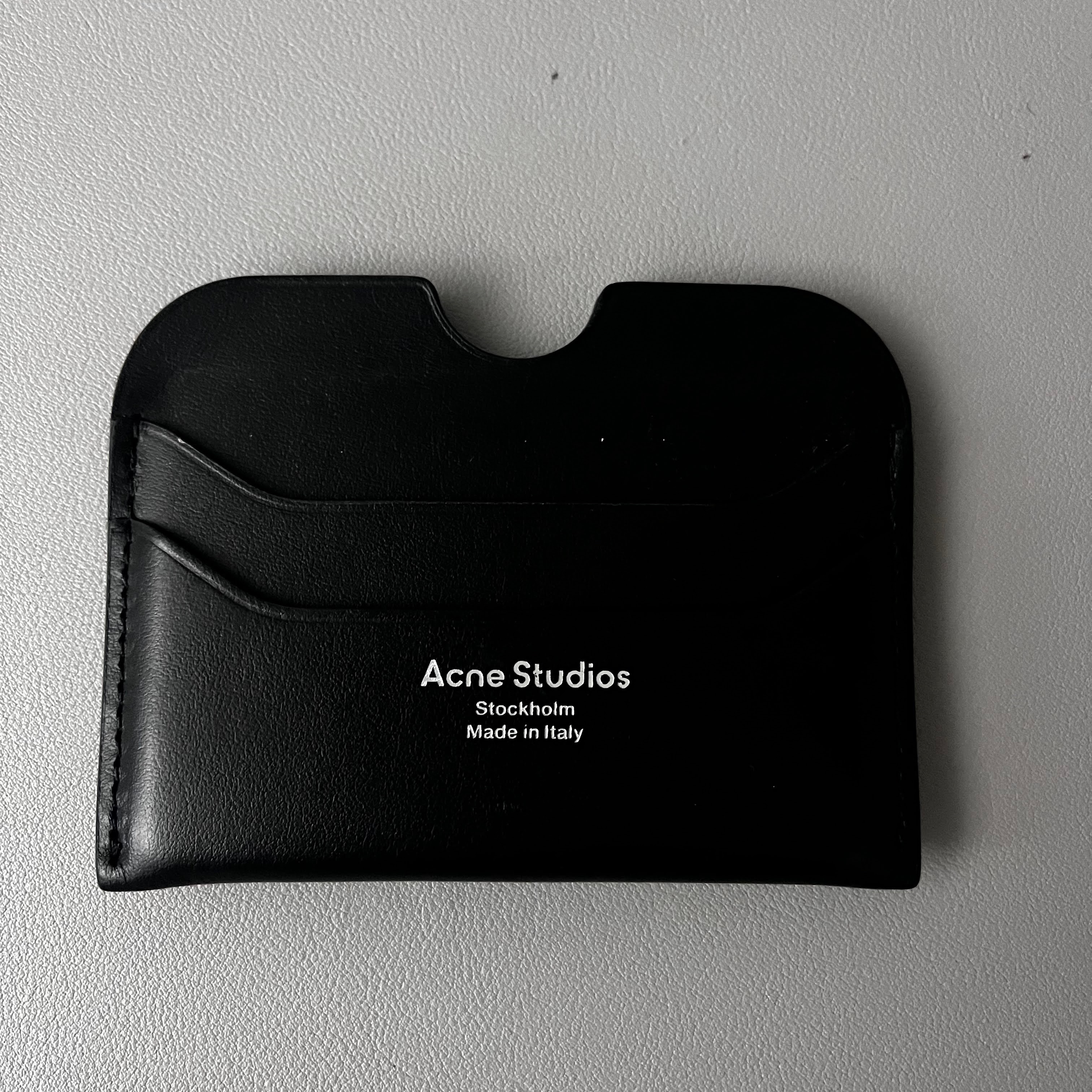 Acne Studios Elmas Large Card Holder Black 착용 스타일
