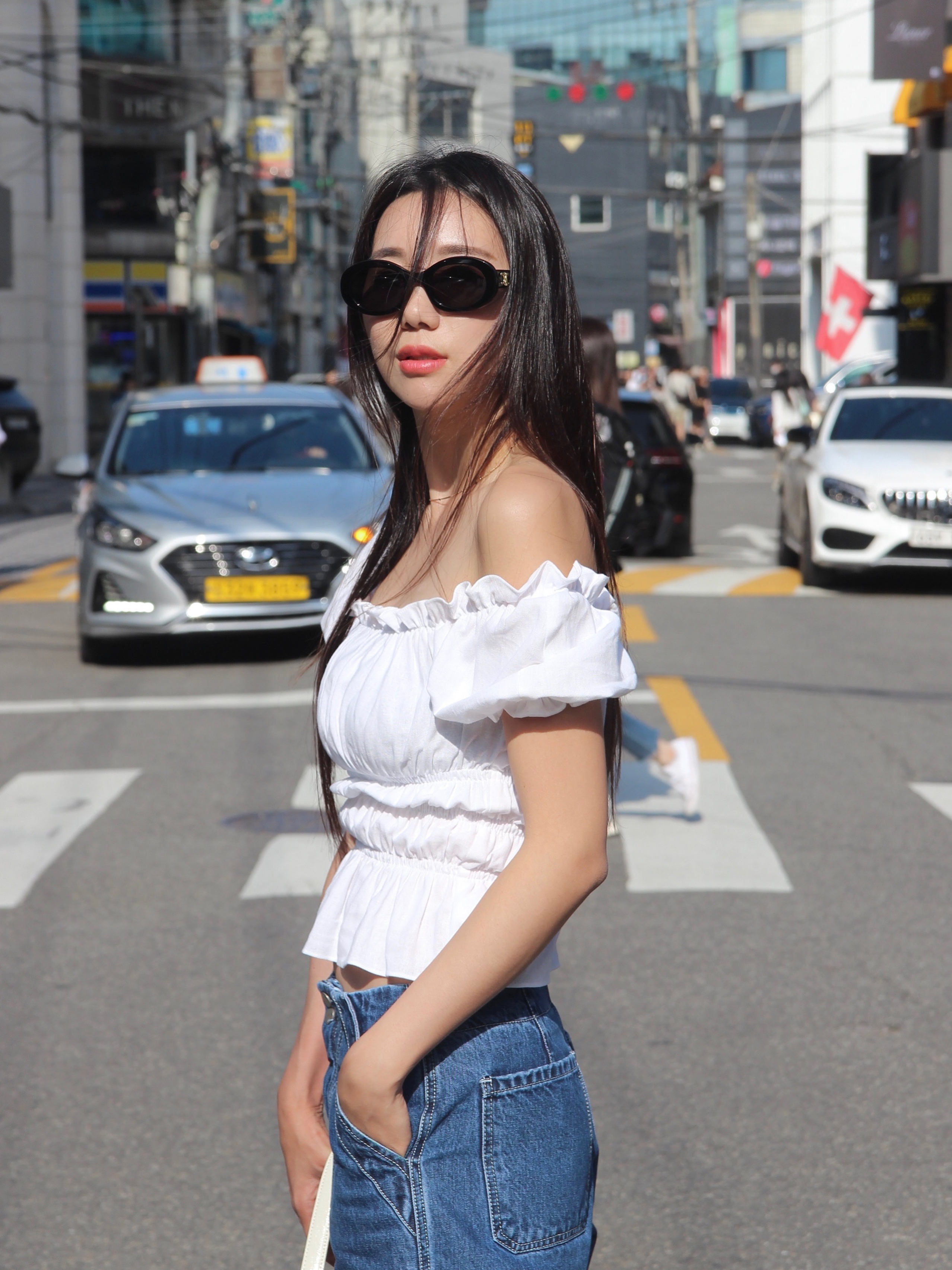 (W) Celine Triomphe 01 Sunglasses in Acetate Black 착용 스타일 - 1