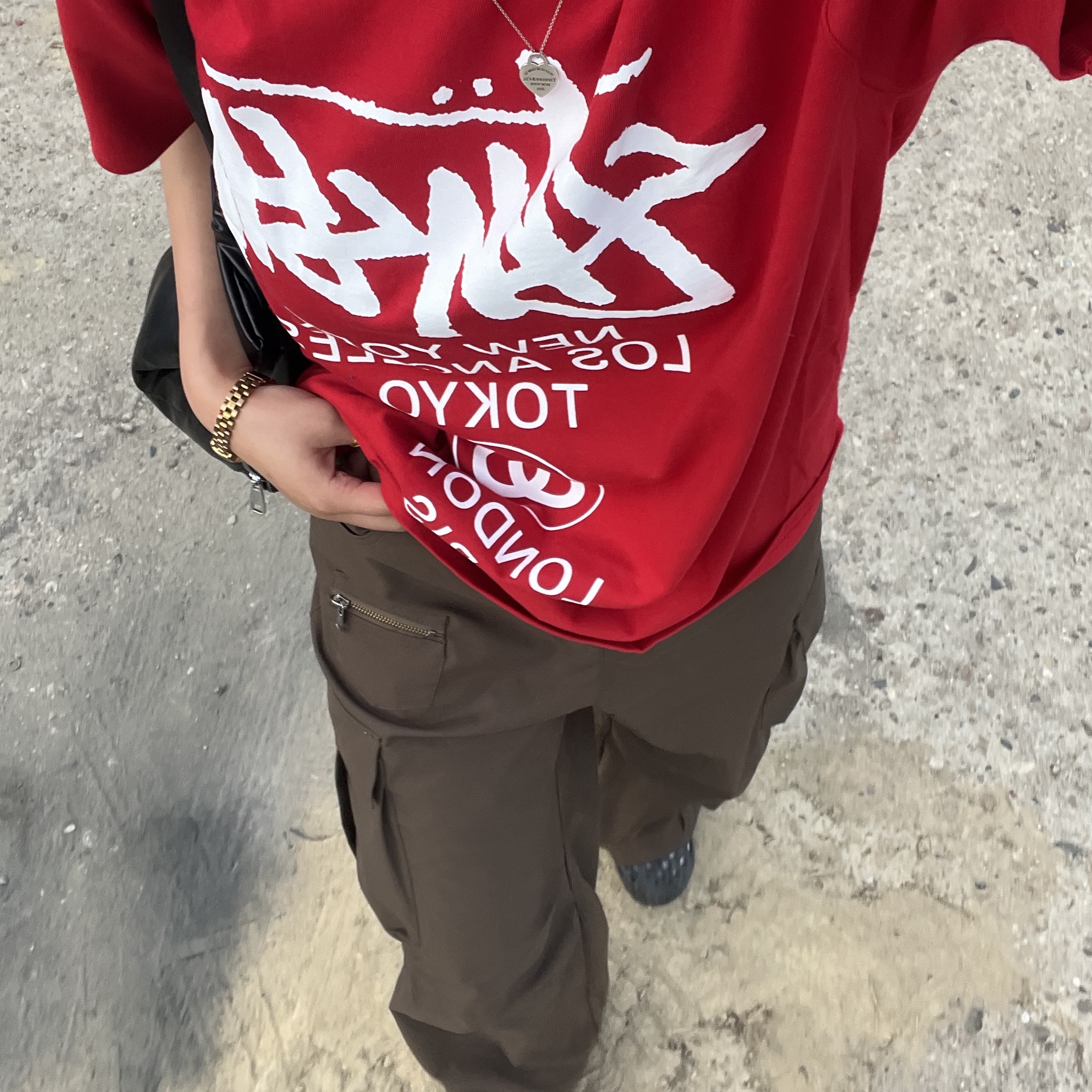 Stussy World Tour T-Shirt Dark Red 착용 스타일 - 2