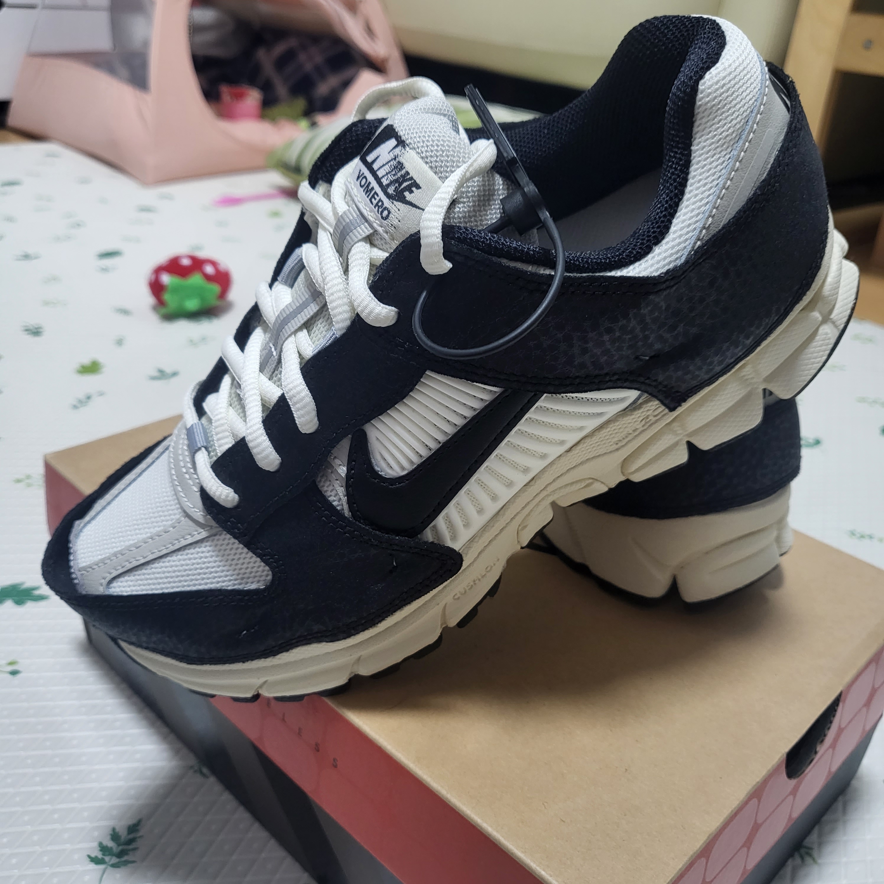 (W) Nike Zoom Vomero 5 Wolf Grey and Black 착용 스타일 - 3