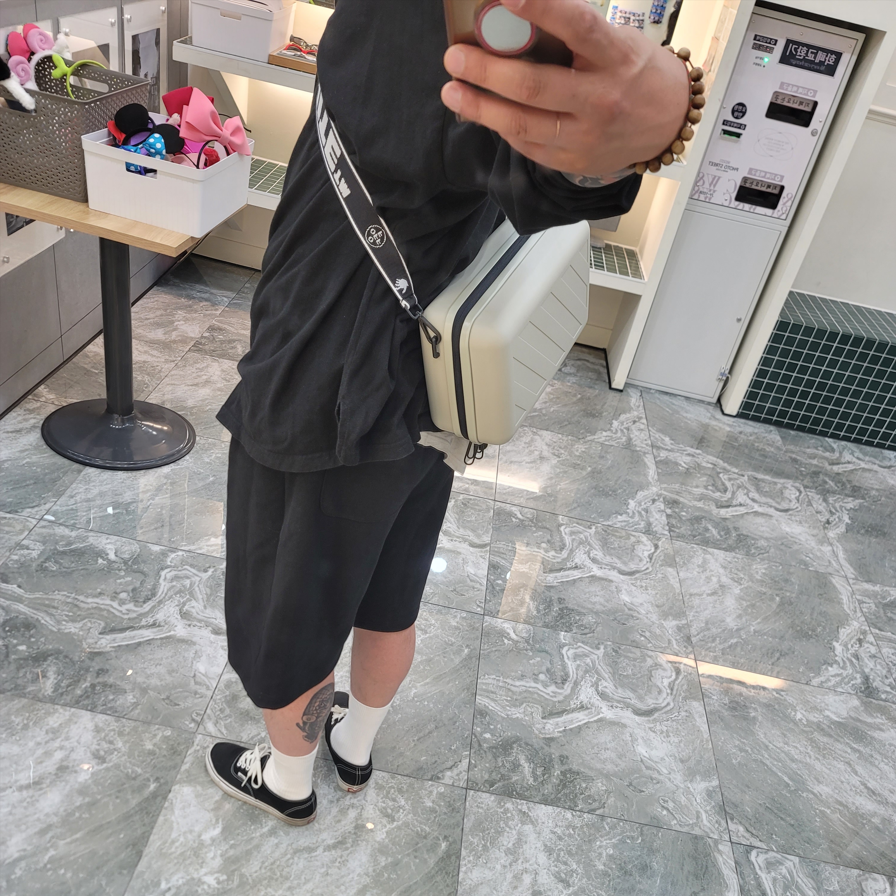Off-White x Amore Pacific Protection Box (Without Cosmetics) 착용 스타일