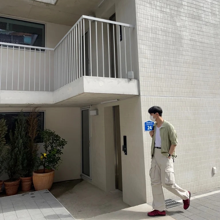 Adidas Tobacco Gruen Collegiate Burgundy 착용 스타일 - 5