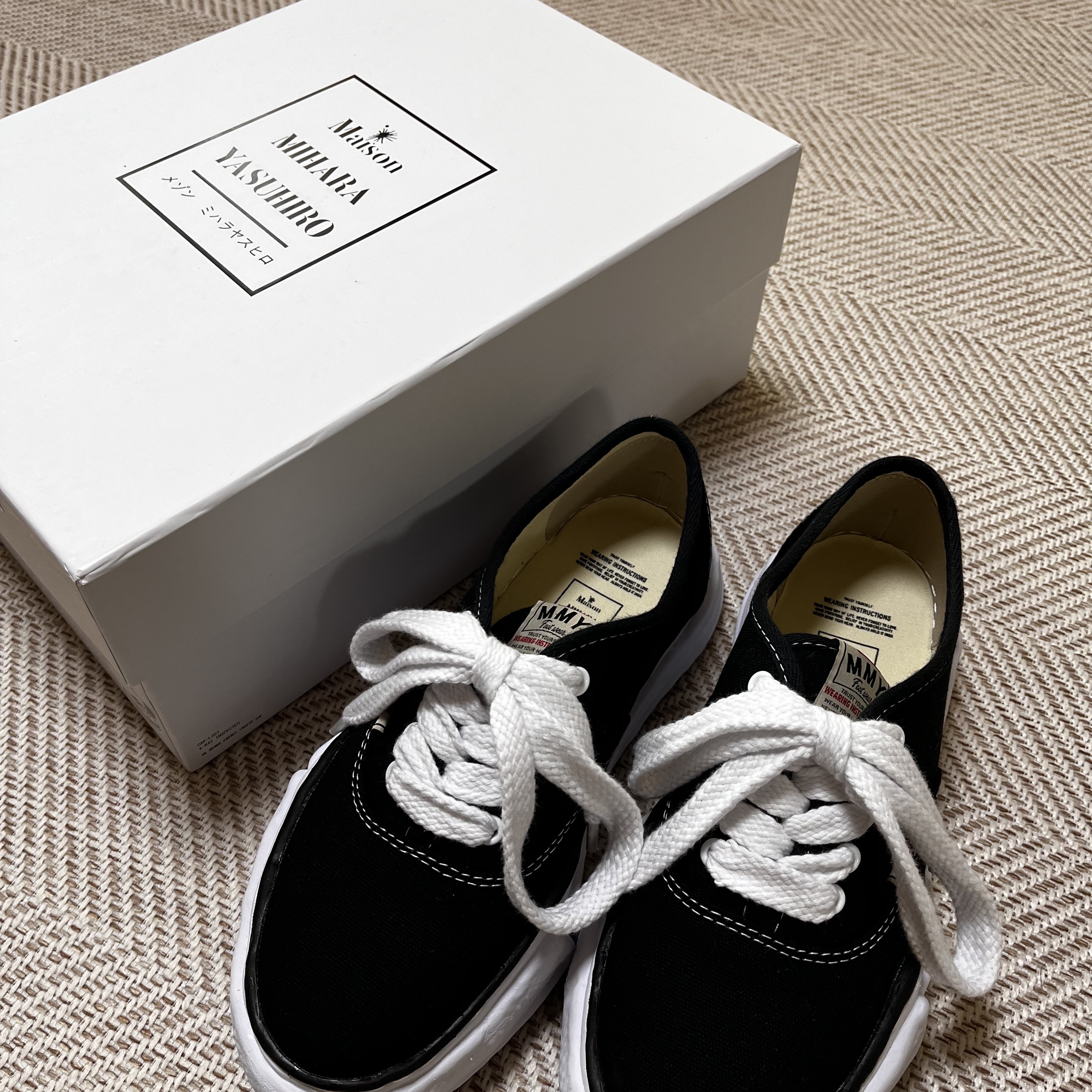 Maison Mihara Yasuhiro Baker OG Sole Canvas Low Cut Sneakers Black 착용 스타일