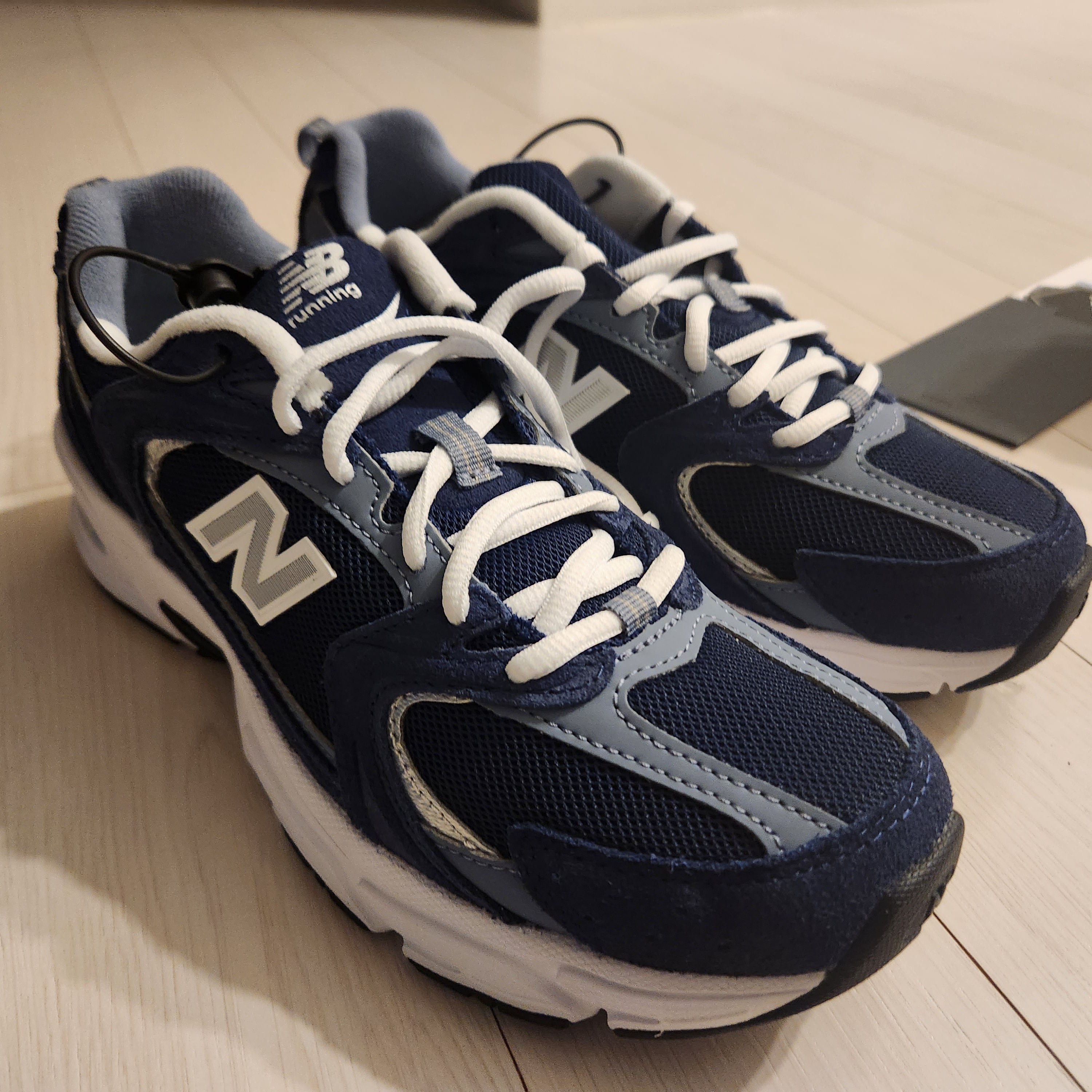 New Balance 530 Navy 착용 스타일 - 2