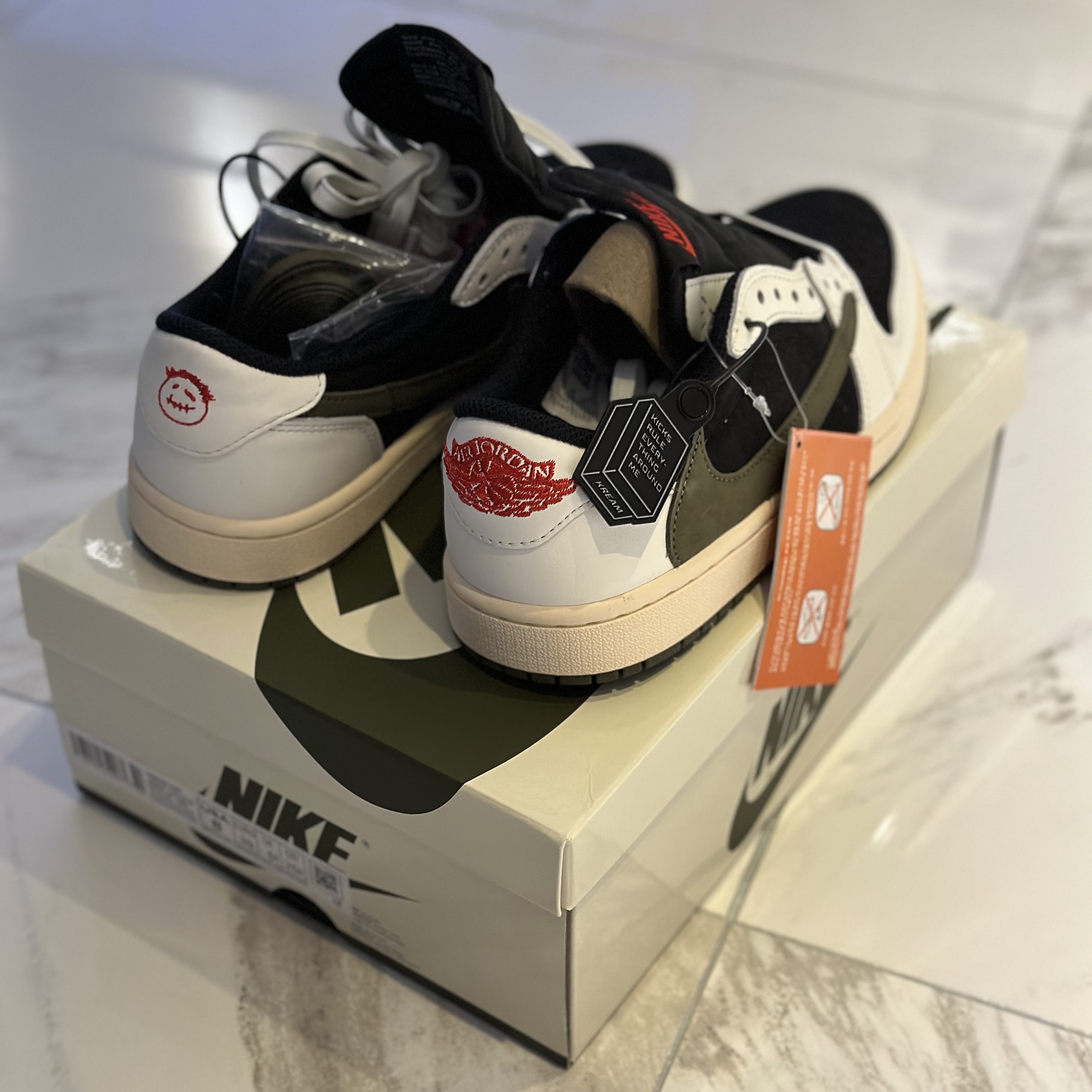 (W) Jordan 1 x Travis Scott Retro Low OG SP Medium Olive 착용 스타일 - 3