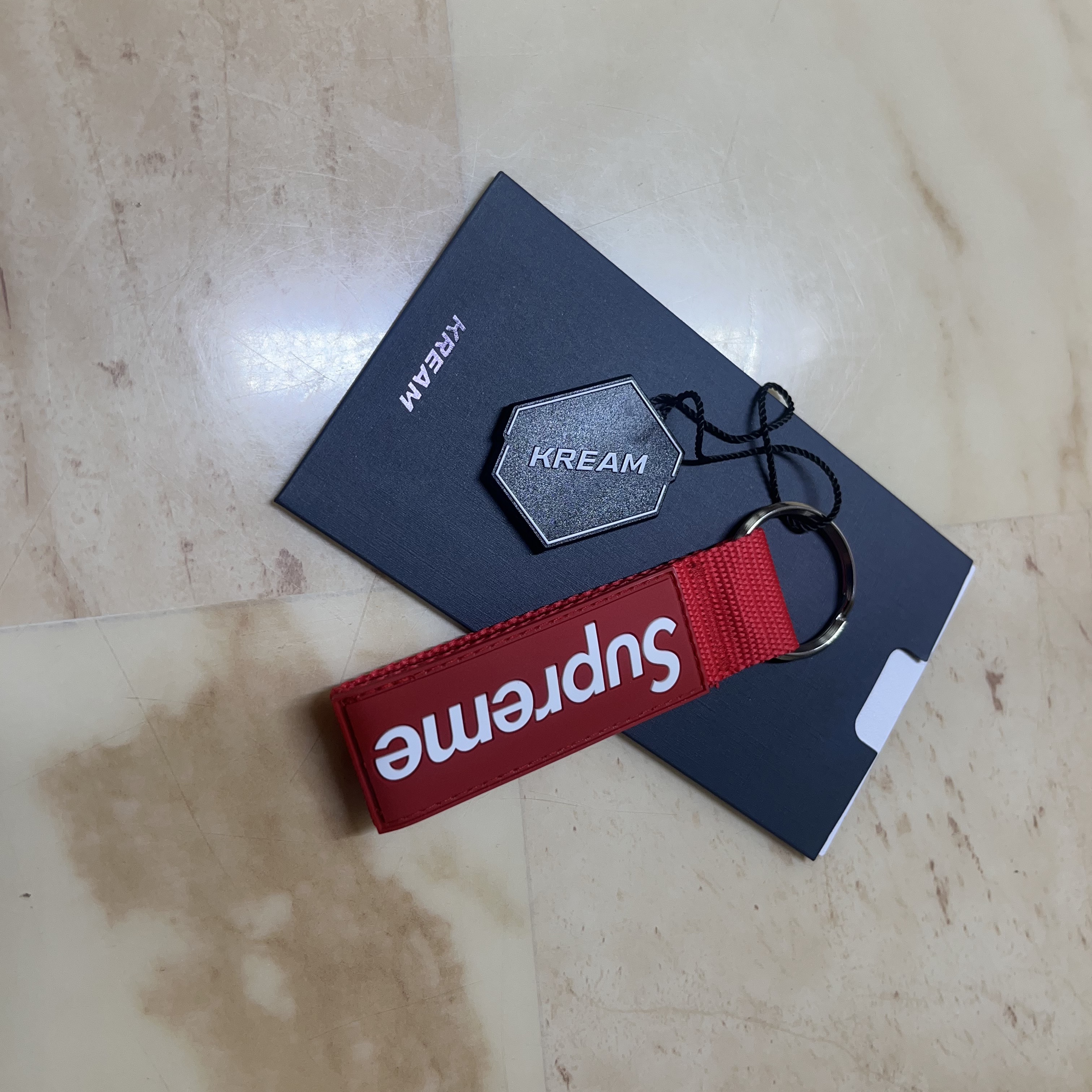 Supreme Webbing Keychain Red - 23SS 착용 스타일 - 2