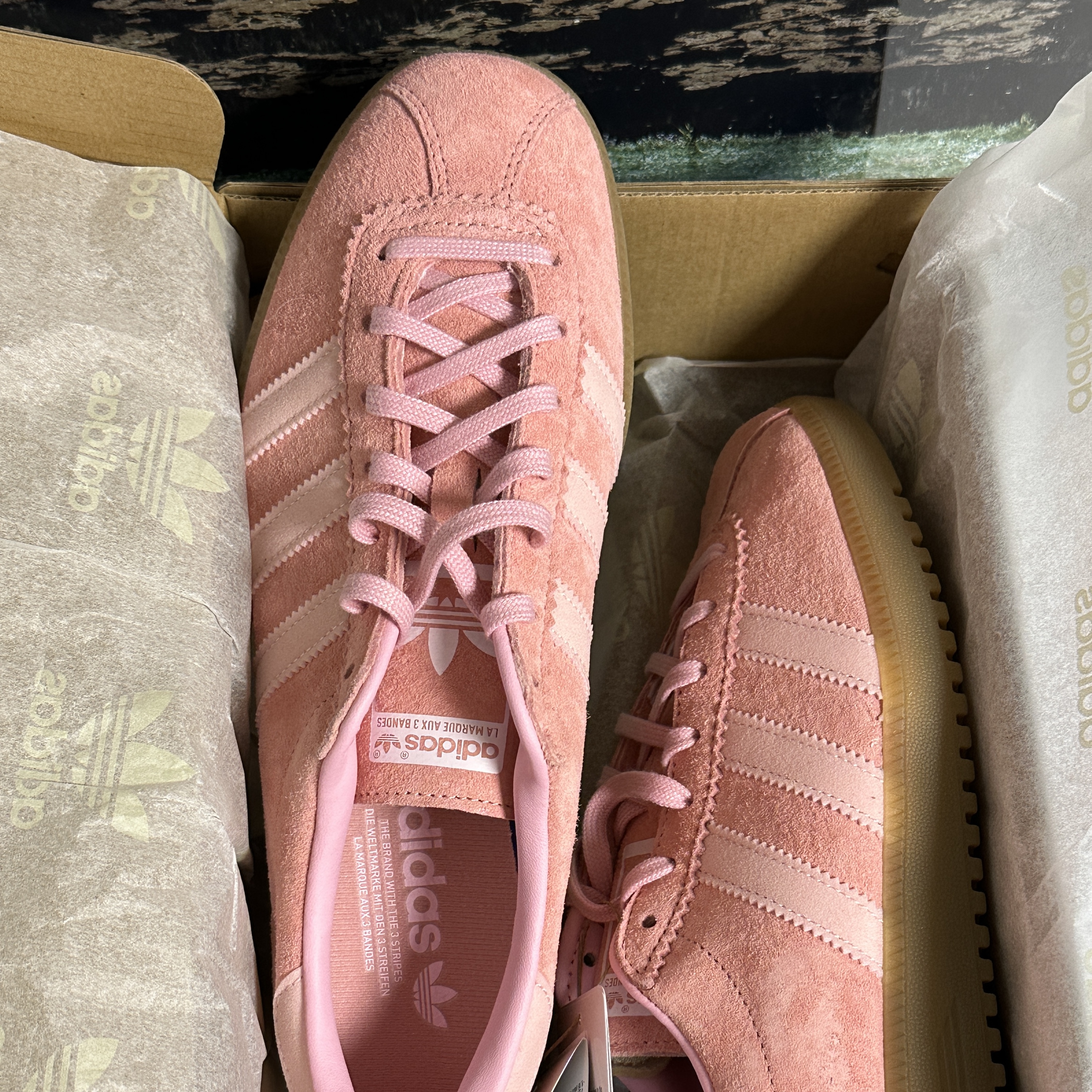 Adidas Bermuda Glow Pink 착용 스타일 - 1