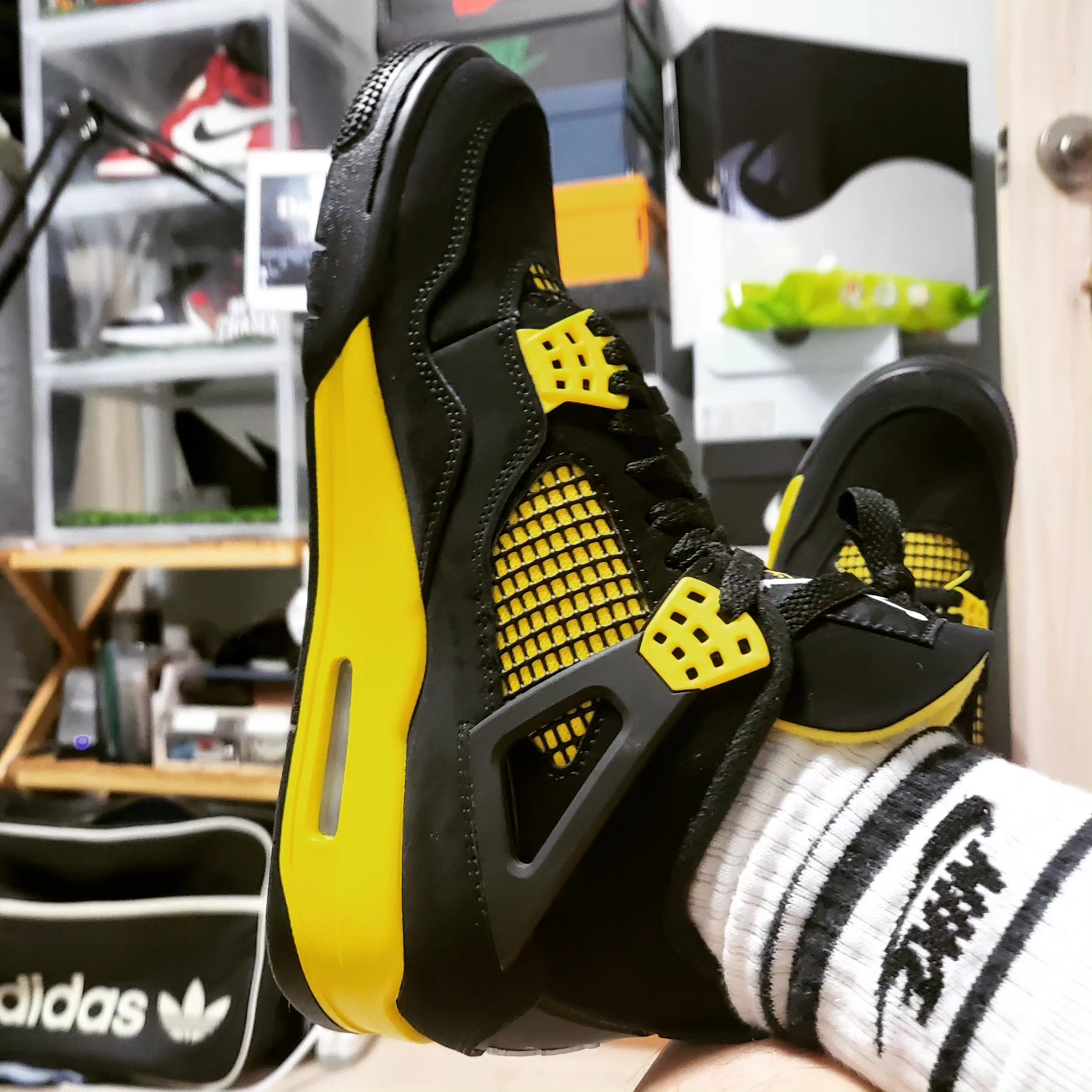 Jordan 4 Retro Thunder 2023 착용 스타일 - 1