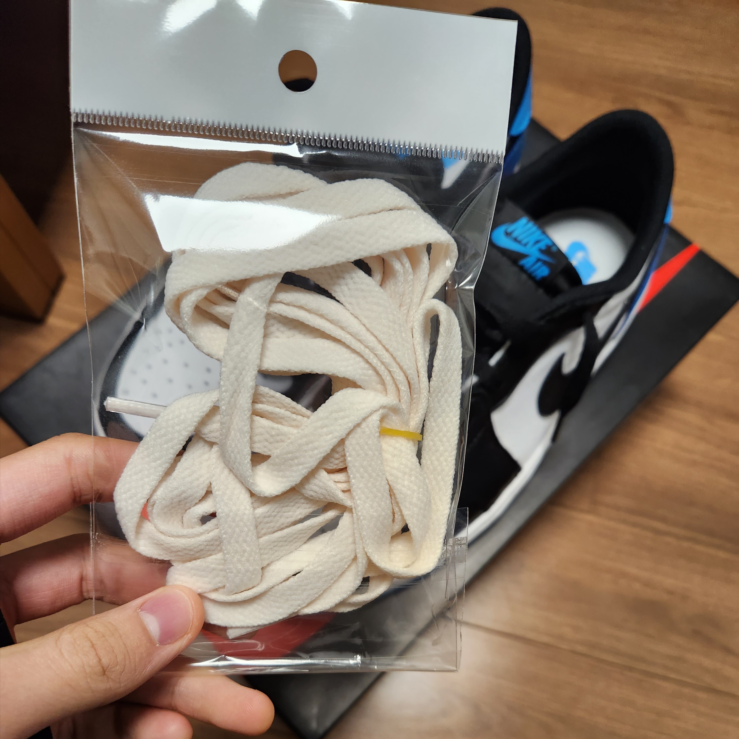 Jordan 1 Retro Low OG Black and Dark Powder Blue 착용 스타일 - 2