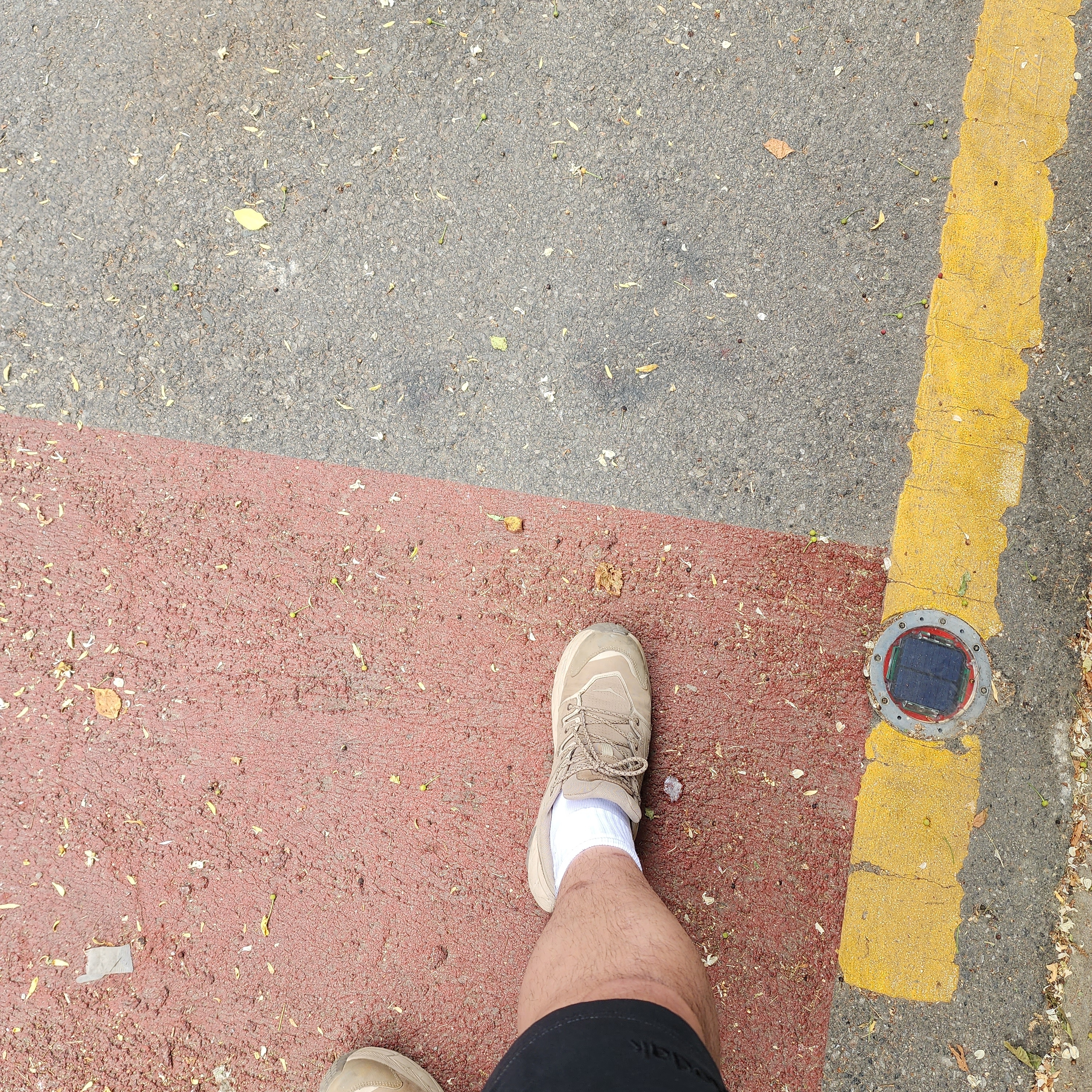 Hoka Anacapa Low Gore-Tex Eggnog Shifting Sand 착용 스타일