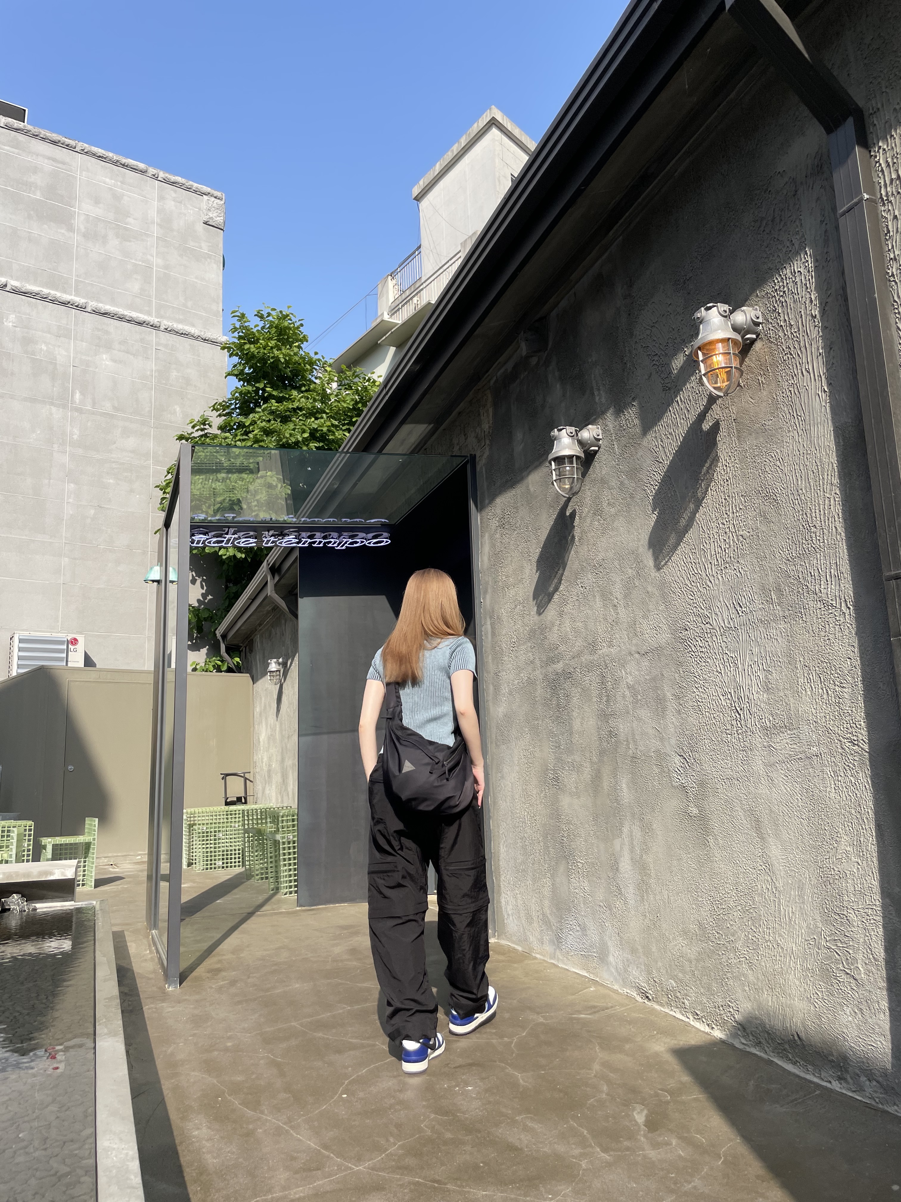 (W) 미스치프 니티드 투톤 숏슬리브 블루 브라운, 나이키 x 앰부쉬 덩크 하이 딥 로얄 블루 착용 스타일 - 4