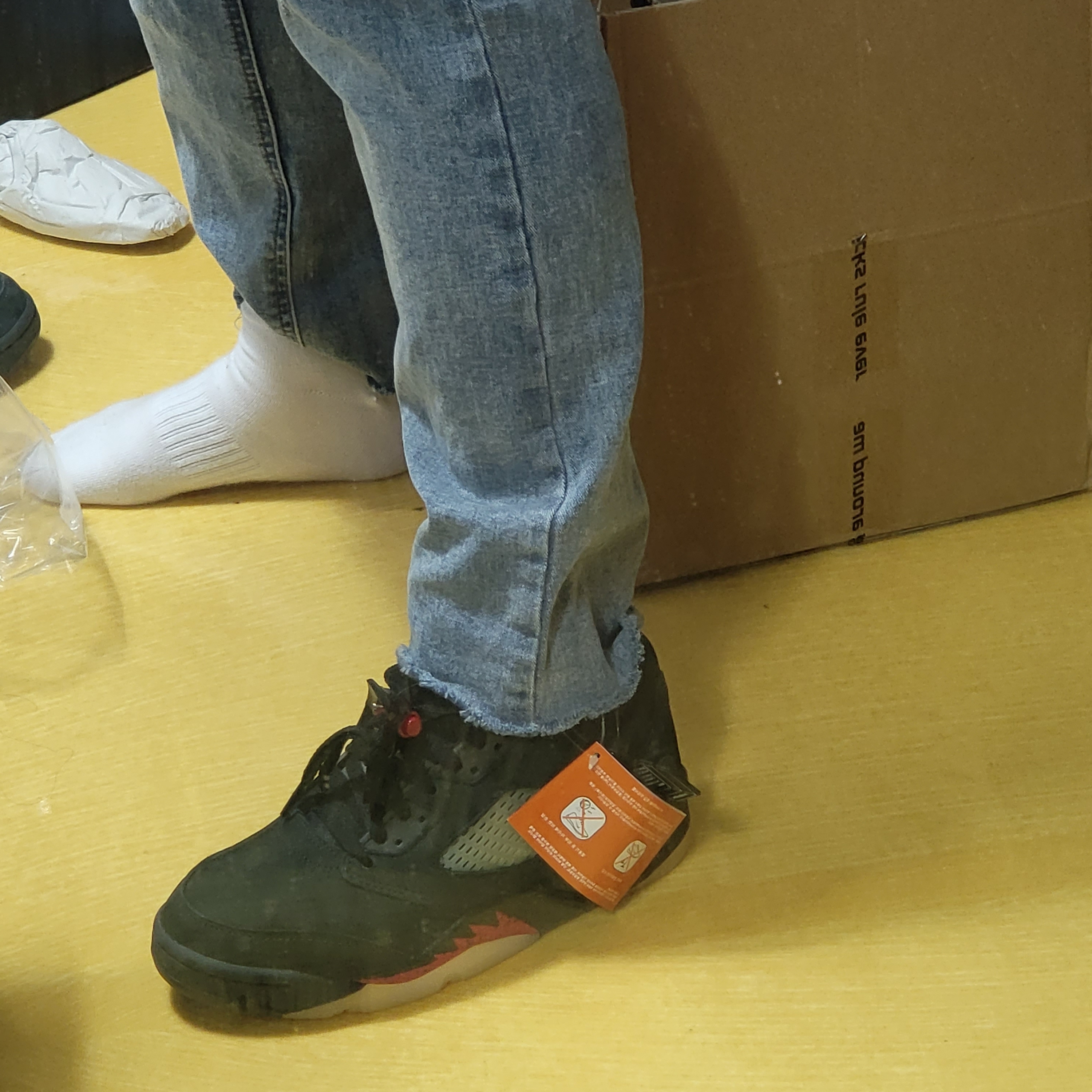 (W) Jordan 5 Retro Gore-Tex Off Noir Fire Red 착용 스타일 - 2