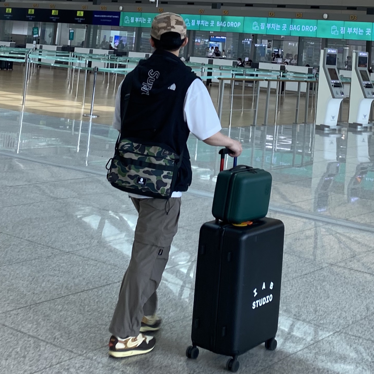 Nike x Travis Scott Air Max 1 Cact.us Brown, Supreme x The North Face Trekking Convertible Jacket Black - 22SS 착용 스타일