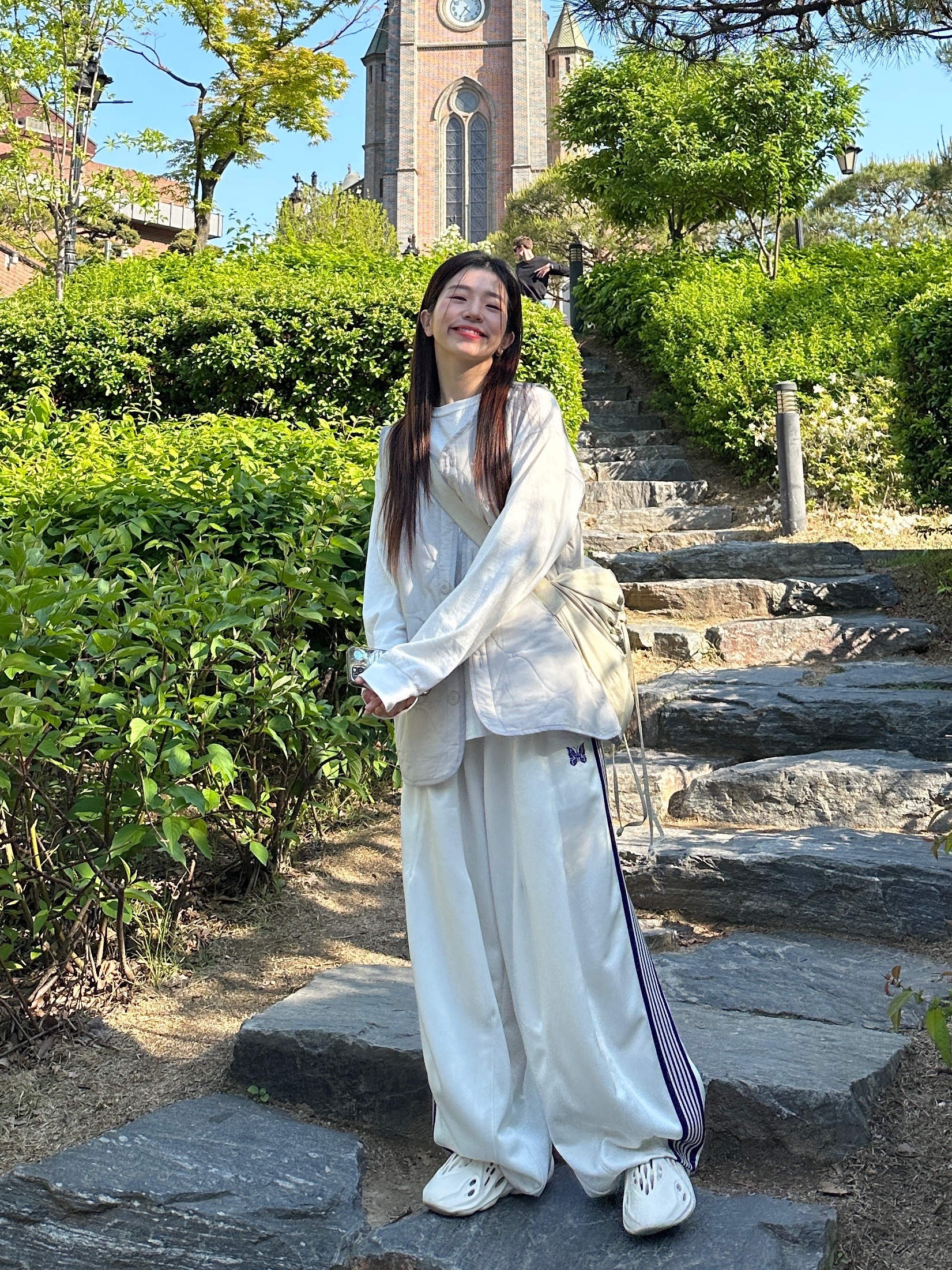 아디다스 이지 폼 러너 샌드, 니들스 H.D. 트랙 팬츠 폴리 스무스 아이스 화이트 착용 스타일 - 2